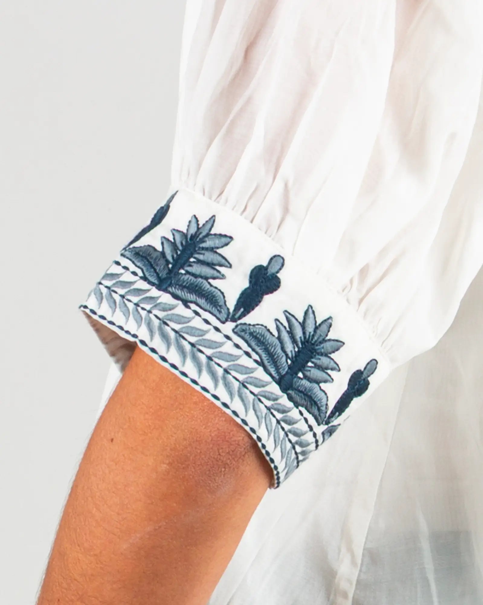 Blusa donna in voile di cotone ricamato Bianco e Blu