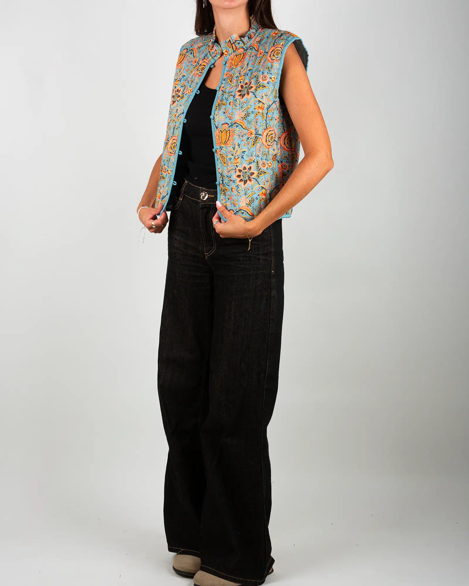 Gilet matelassé sans manches femme Lolem, vue de trois-quarts – Bokabas