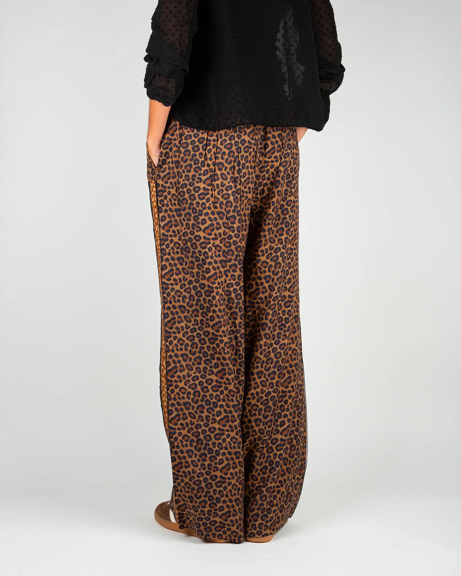 Pantalon fluide femme imprimé Léopard, vue de dos – Bokabas
