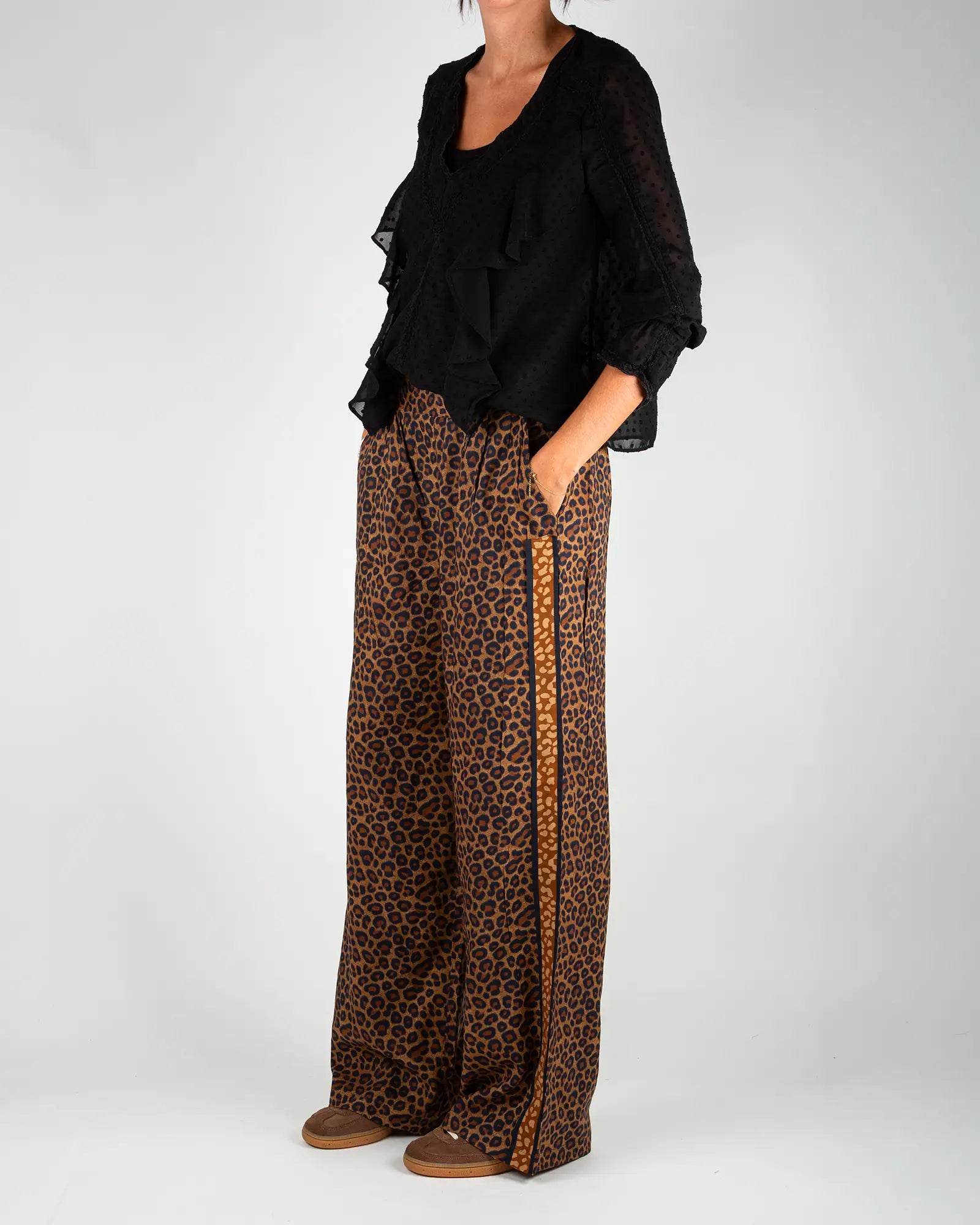Pantalon fluide femme imprimé Léopard, vue de trois-quarts – Bokabas