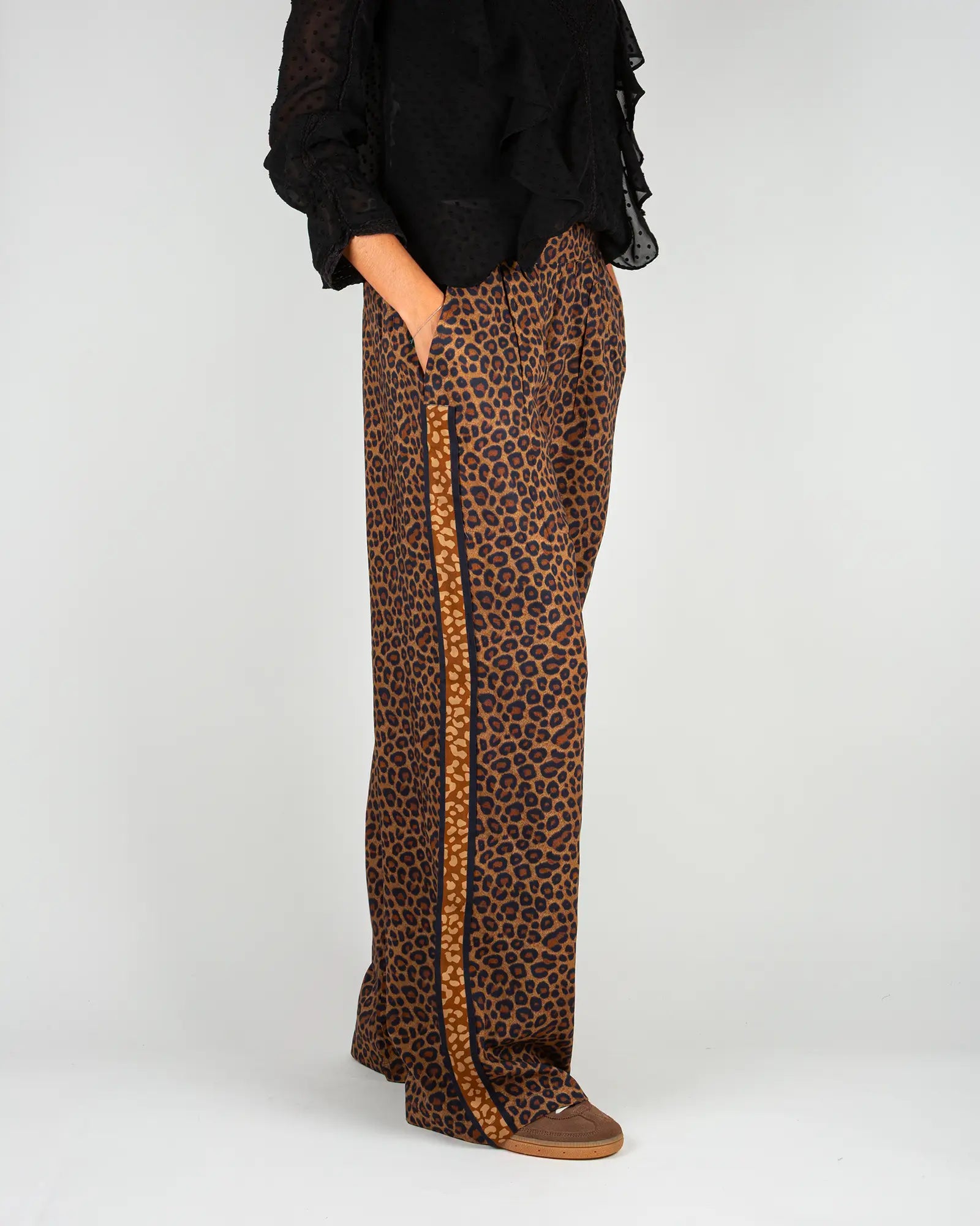 Pantalon fluide femme imprimé Léopard, vue de trois-quarts – Bokabas