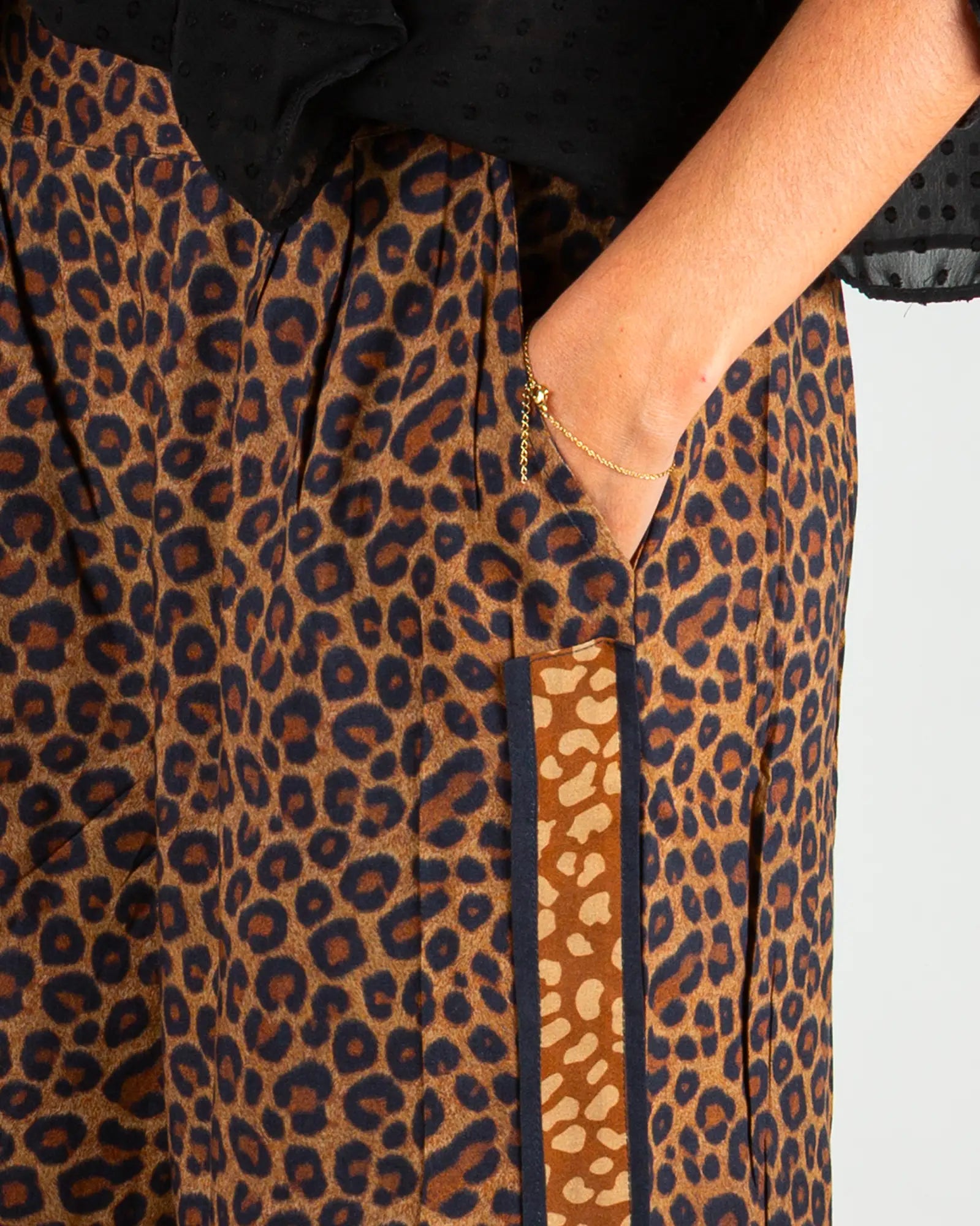 Pantalon fluide femme imprimé Léopard, zoom sur la matière – Bokabas