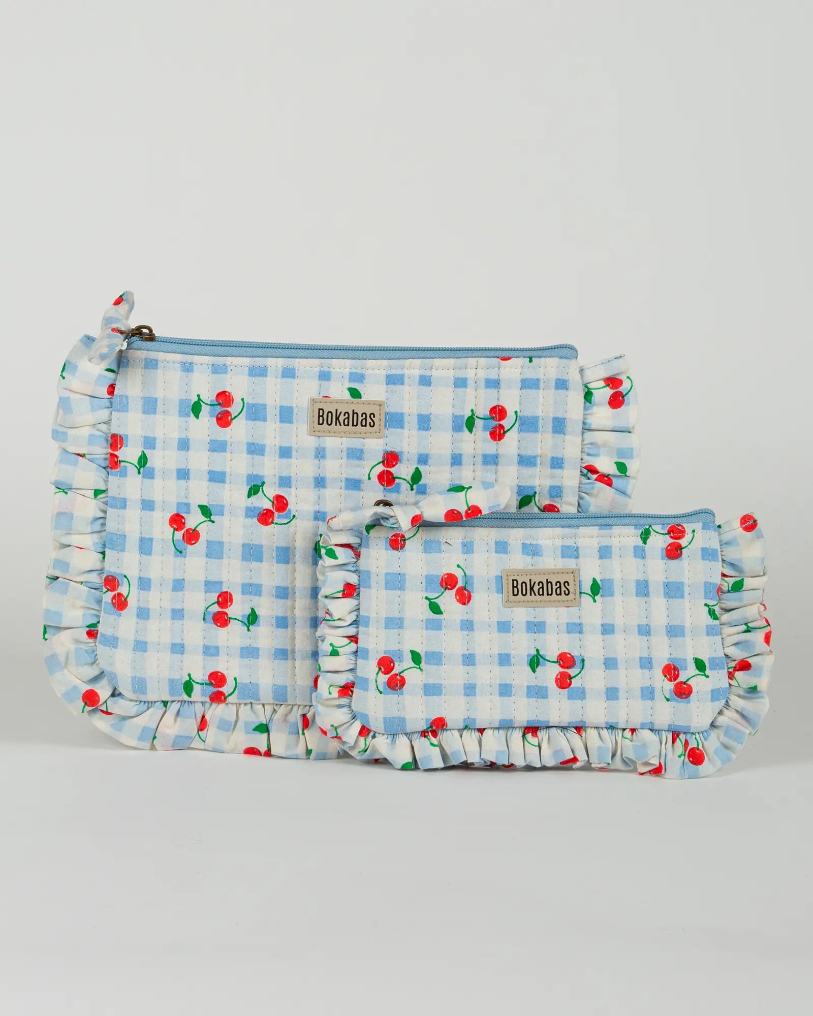 Pochette matelassée à froufrous Cerise, vue de face – Bokabas