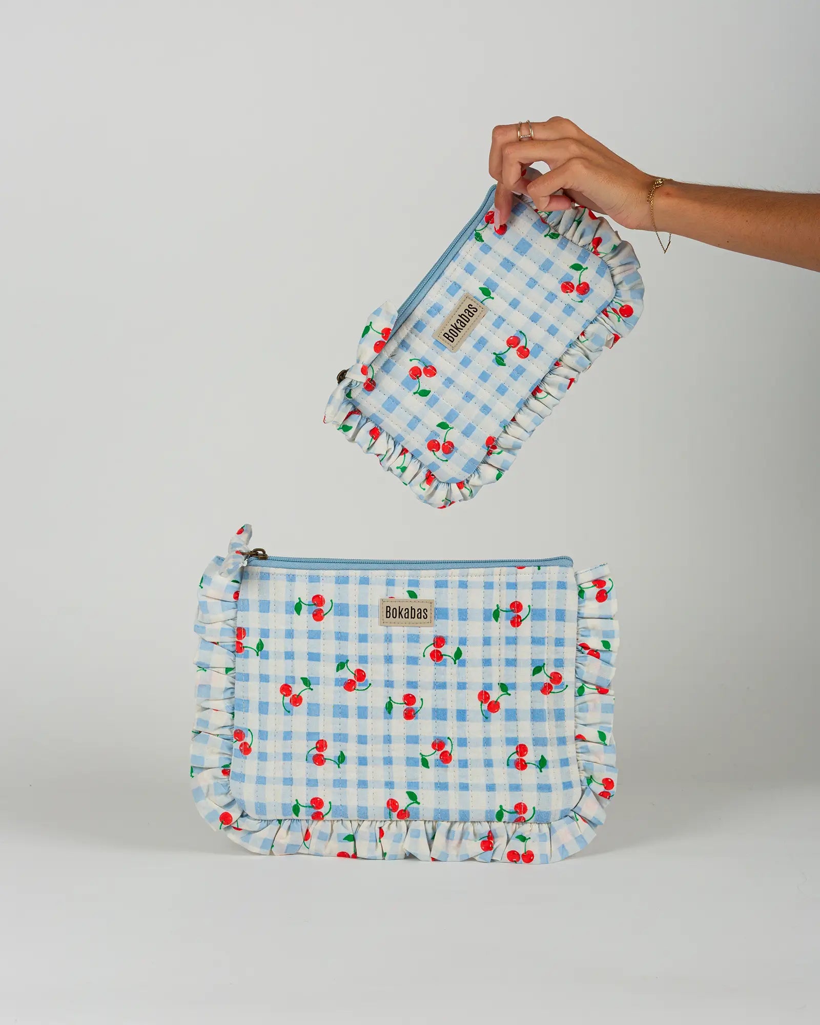 Pochette matelassée à froufrous Cerise, vue de face – Bokabas