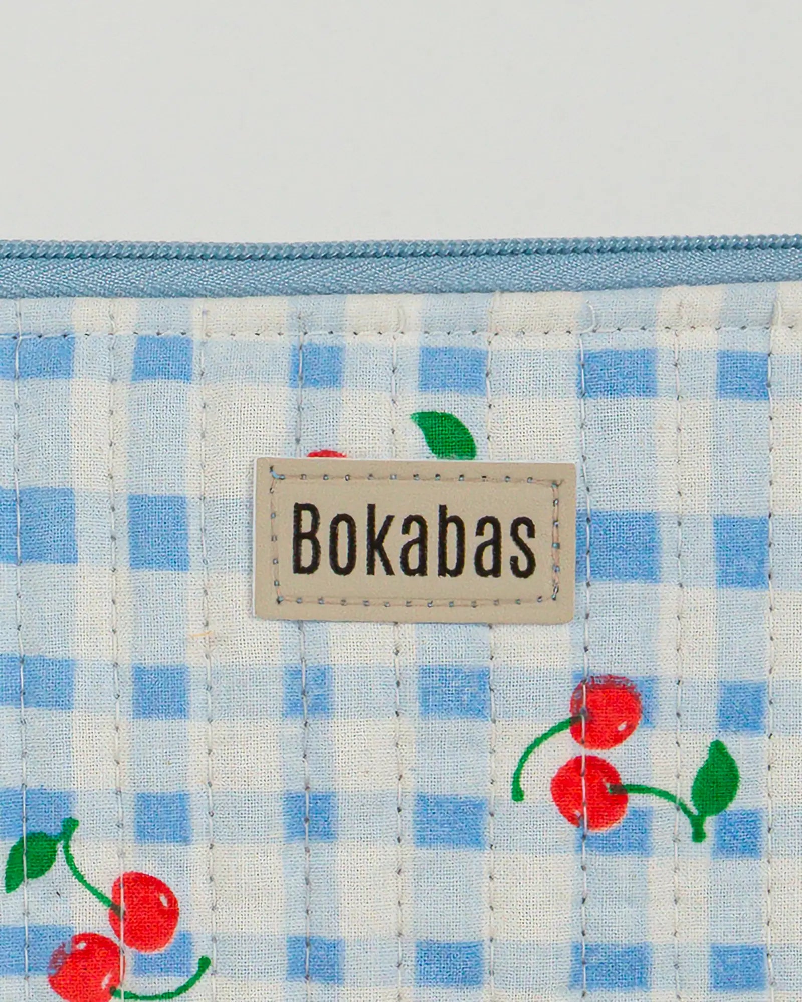 Pochette matelassée à froufrous Cerise, zoom sur la matière – Bokabas