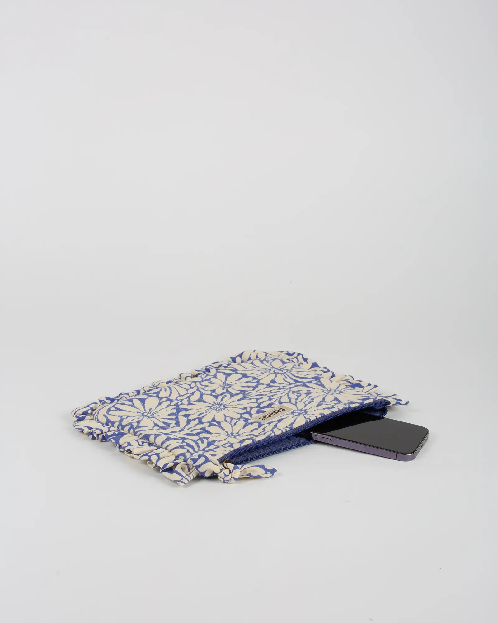 Pochette matelassée à froufrous Daisy, vue de dessus – Bokabas