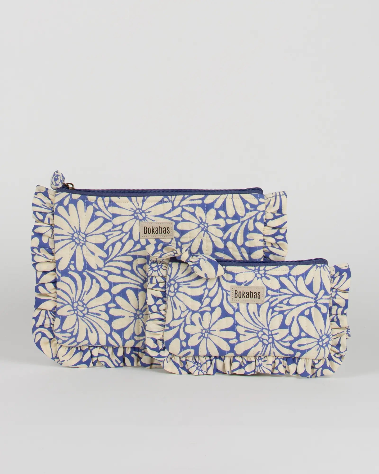 Pochette matelassée à froufrous Daisy, vue de face – Bokabas