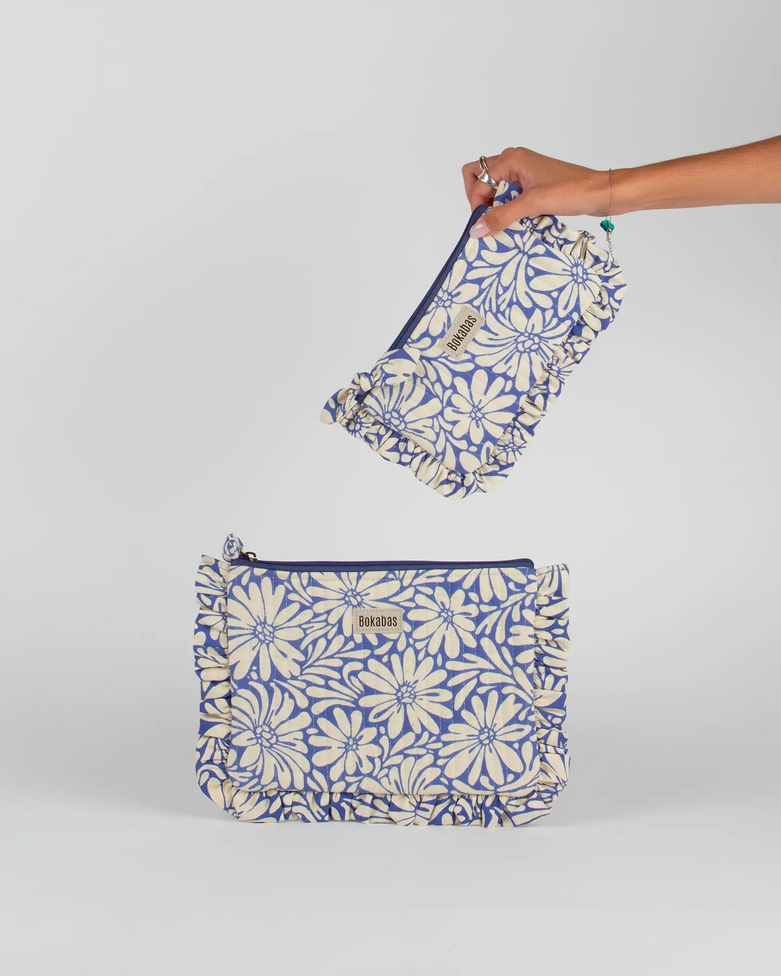 Pochette matelassée à froufrous Daisy, vue de face – Bokabas