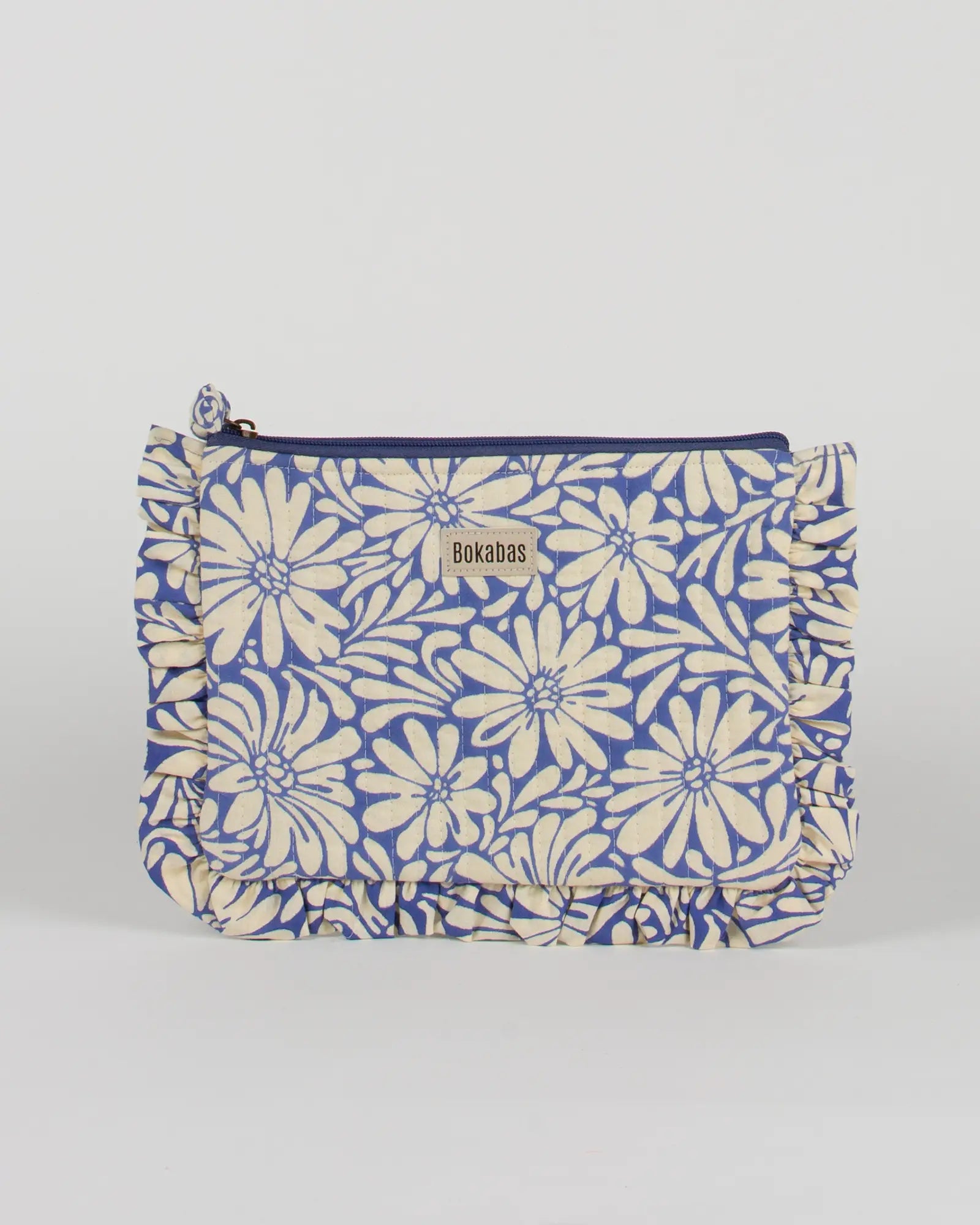 Pochette matelassée à froufrous Daisy, vue de face – Bokabas