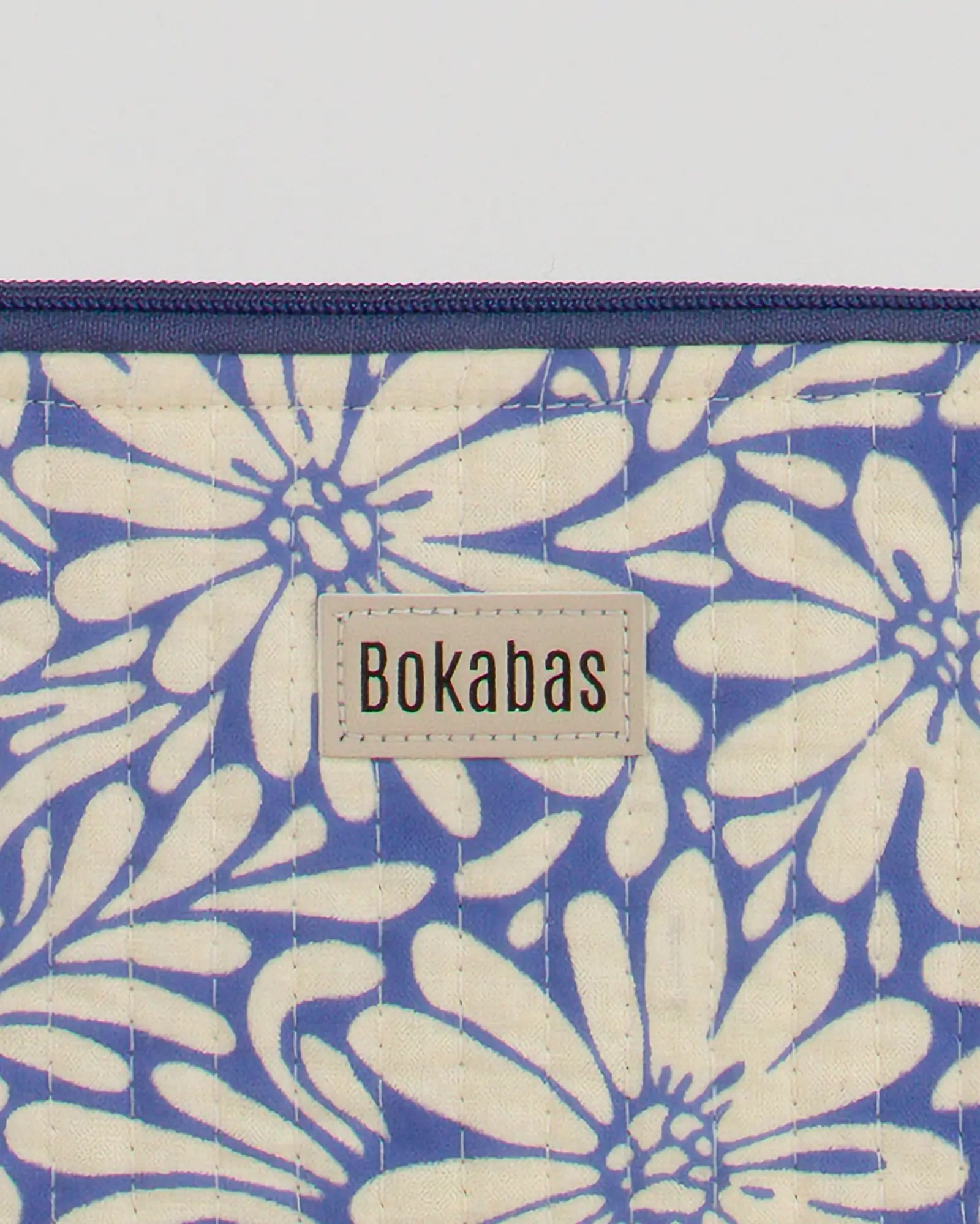 Pochette matelassée à froufrous Daisy, zoom sur la matière – Bokabas