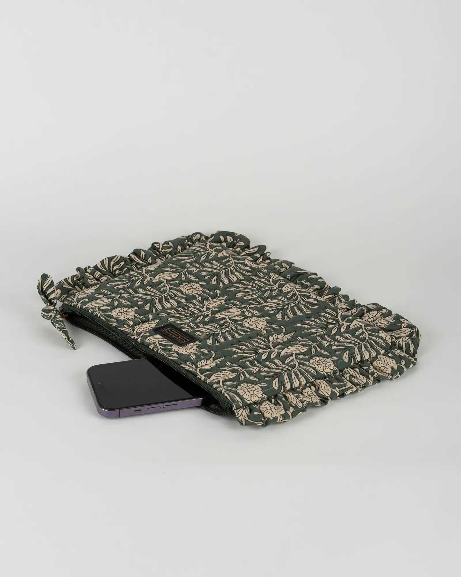 Pochette matelassée à froufrous Dema, vue de dessus – Bokabas