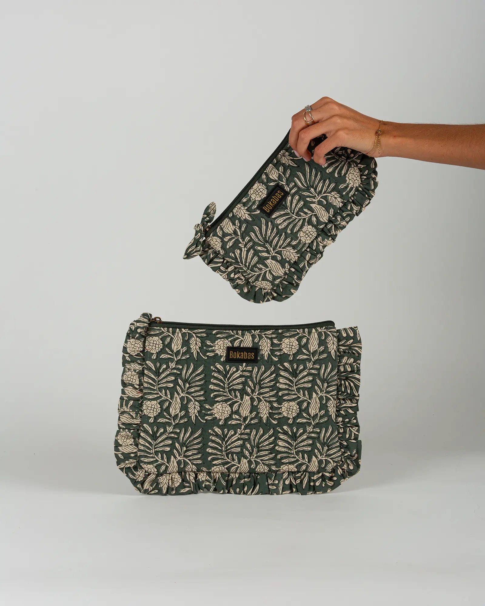Pochette matelassée à froufrous Dema, vue de face – Bokabas