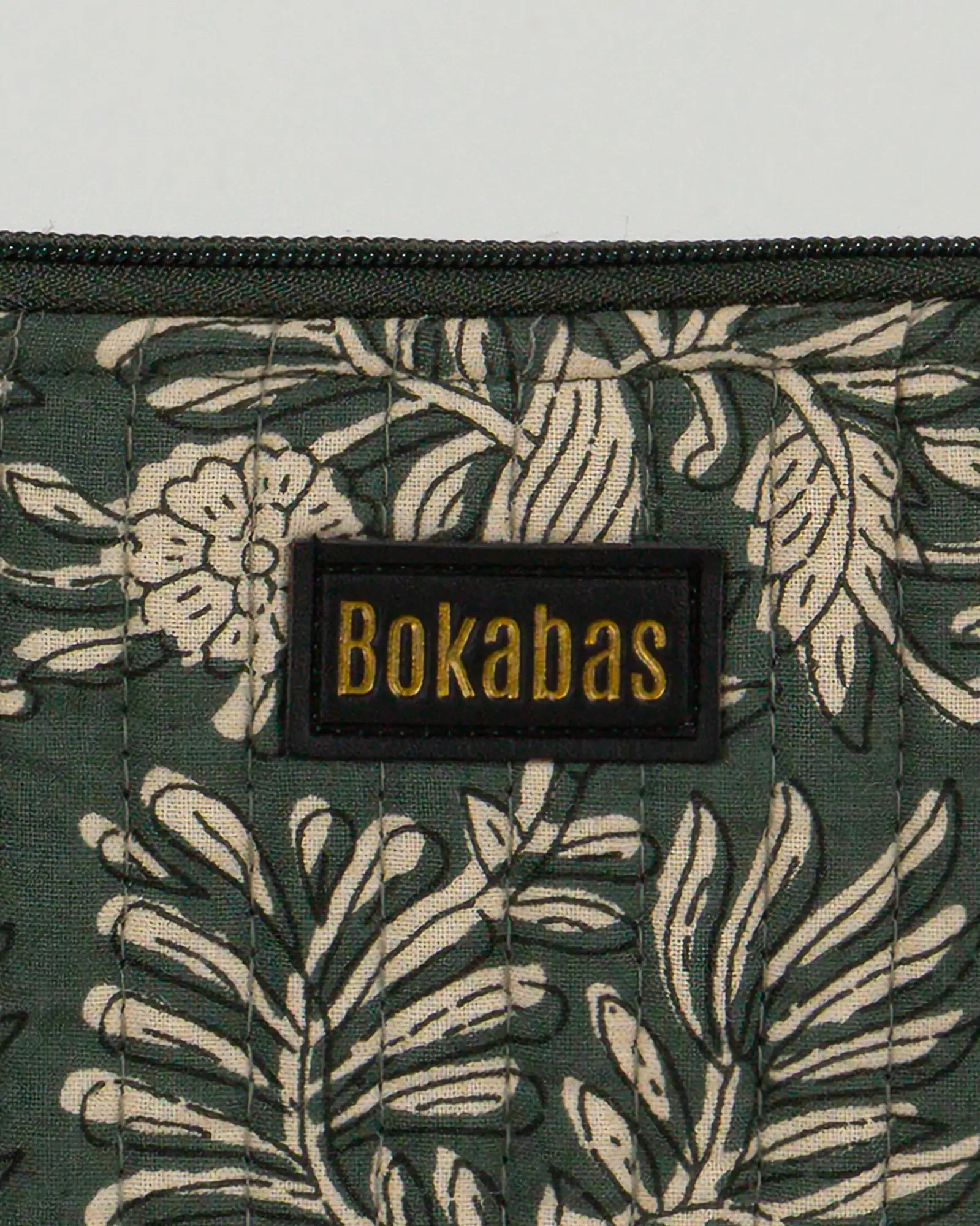 Pochette matelassée à froufrous Dema, zoom sur la matière – Bokabas