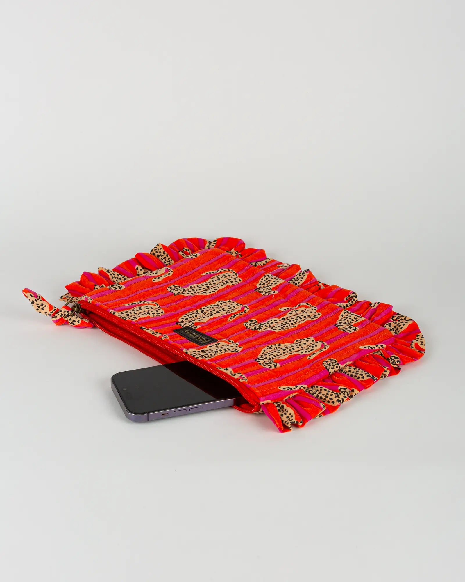 Pochette matelassée à froufrous Bokabas, imprimé Guépard rayé orange et rose, vue de dessus