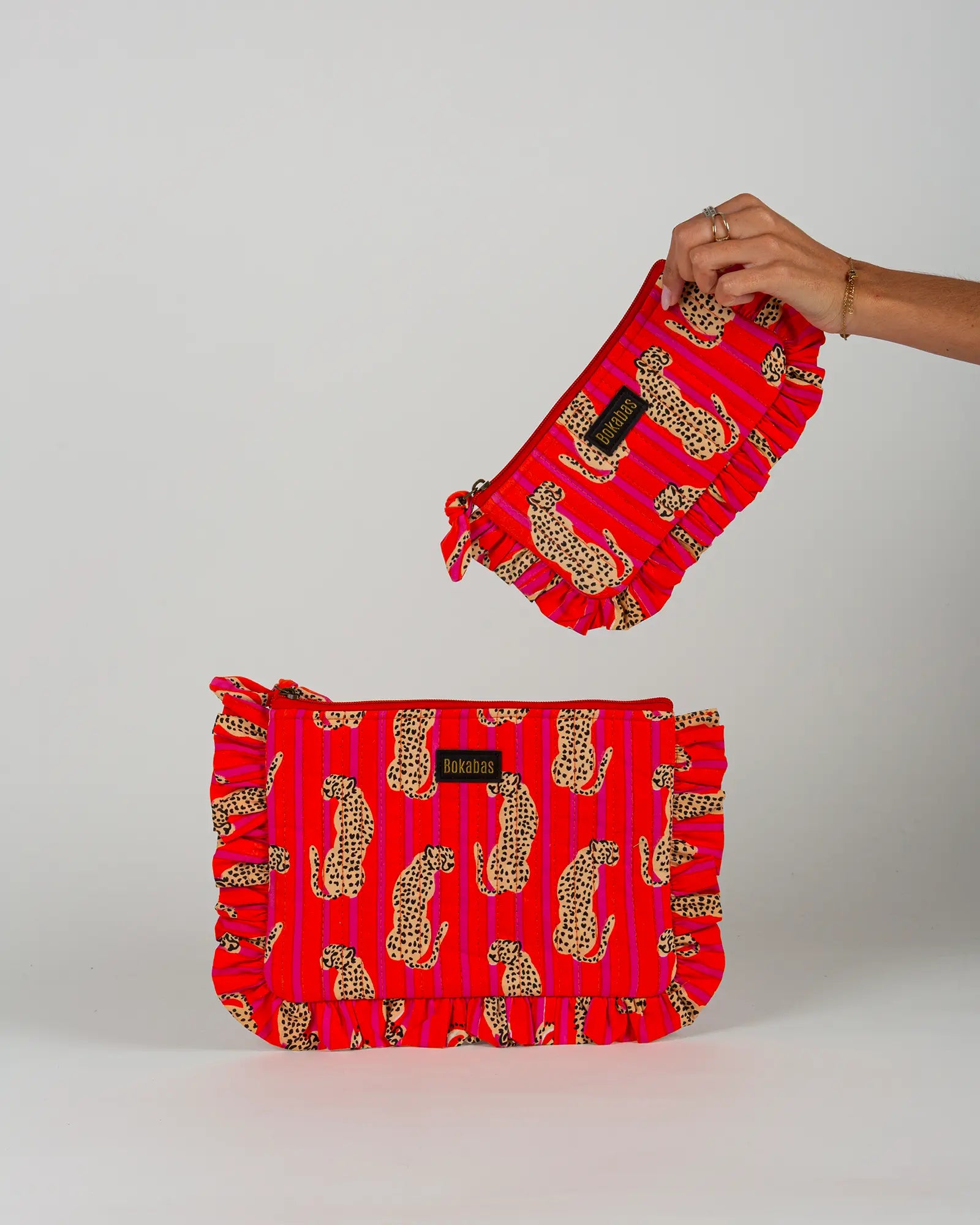 Pochette matelassée à froufrous Bokabas, imprimé Guépard rayé orange et rose, vue de face