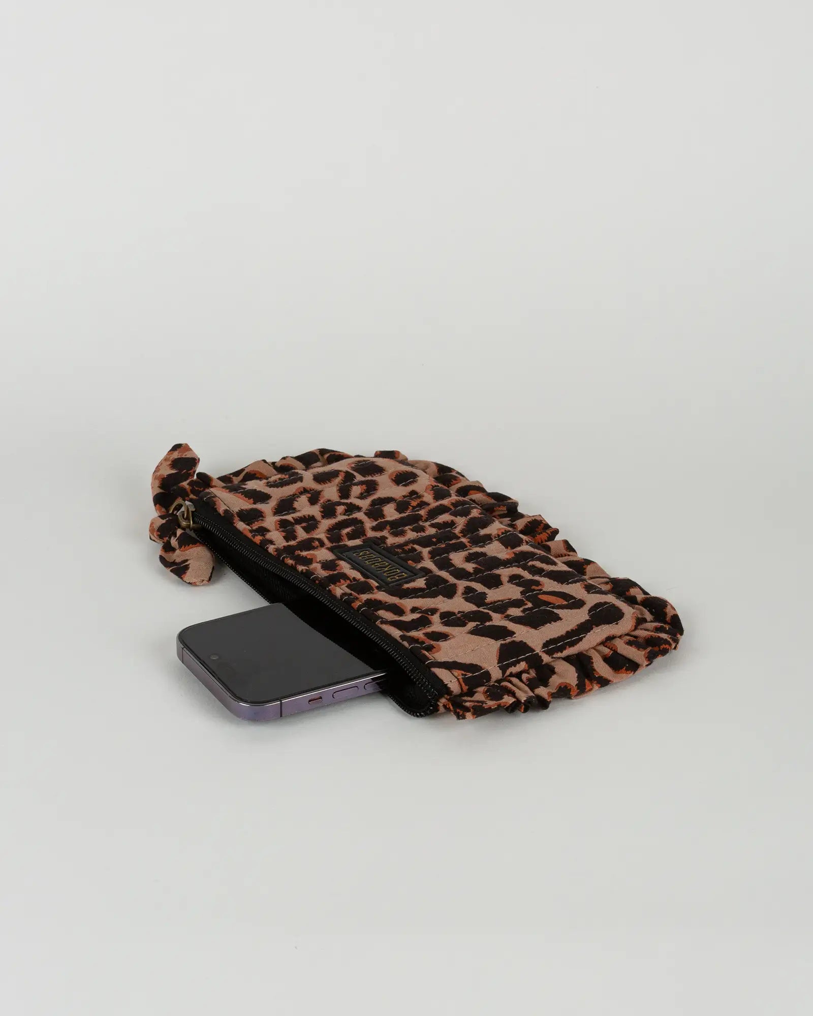 Pochette matelassée à froufrous Léopard, vue de dessus – Bokabas