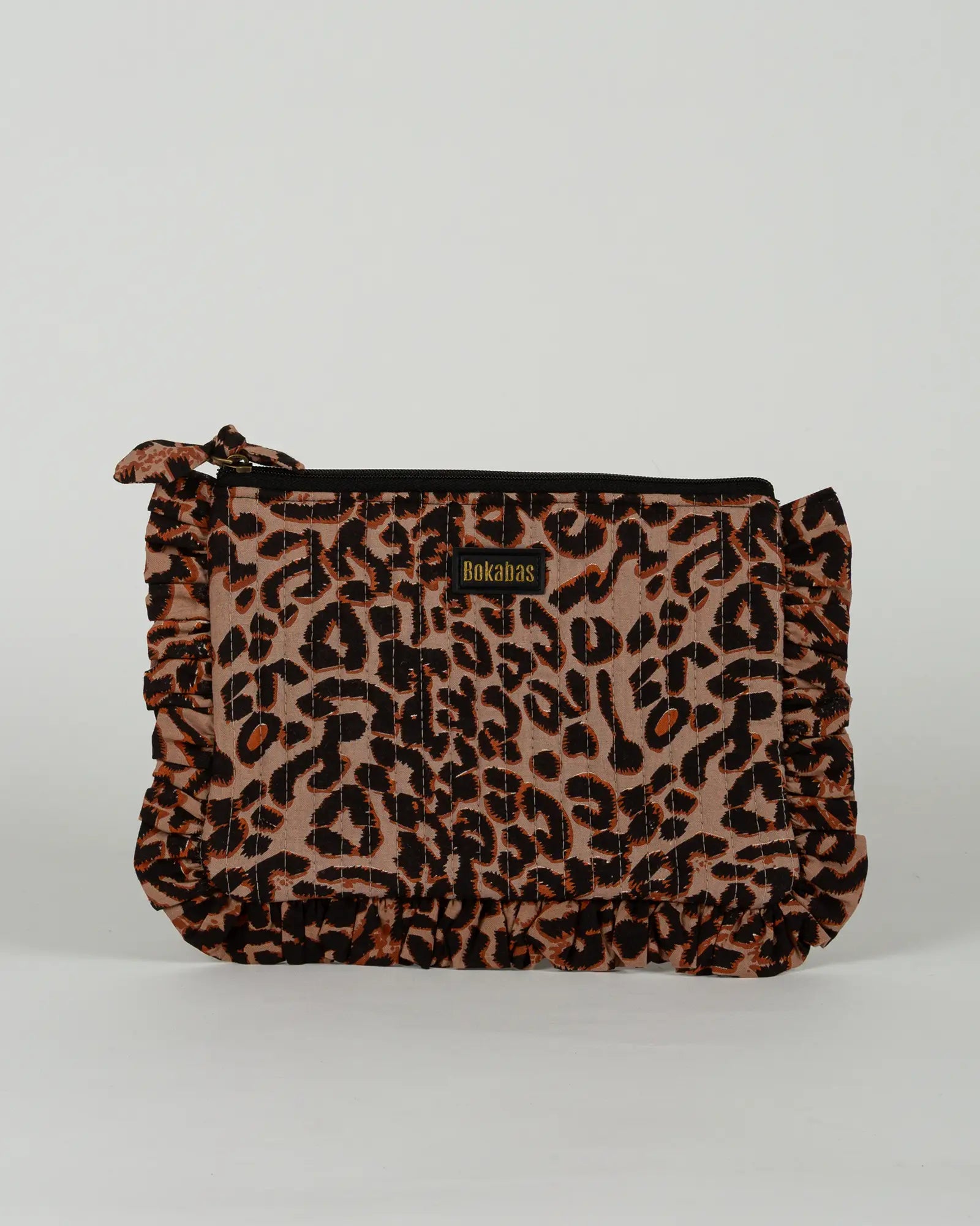 Pochette matelassée à froufrous Léopard, vue de face – Bokabas
