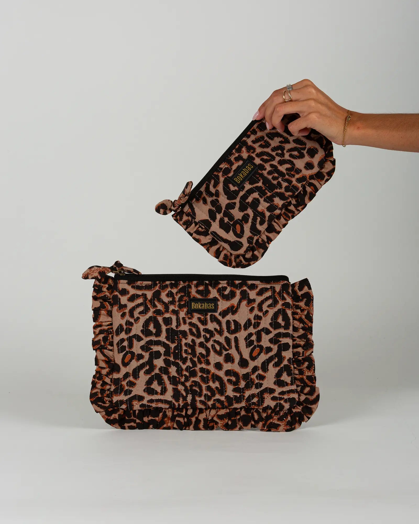 Pochette matelassée à froufrous Léopard, vue de face – Bokabas