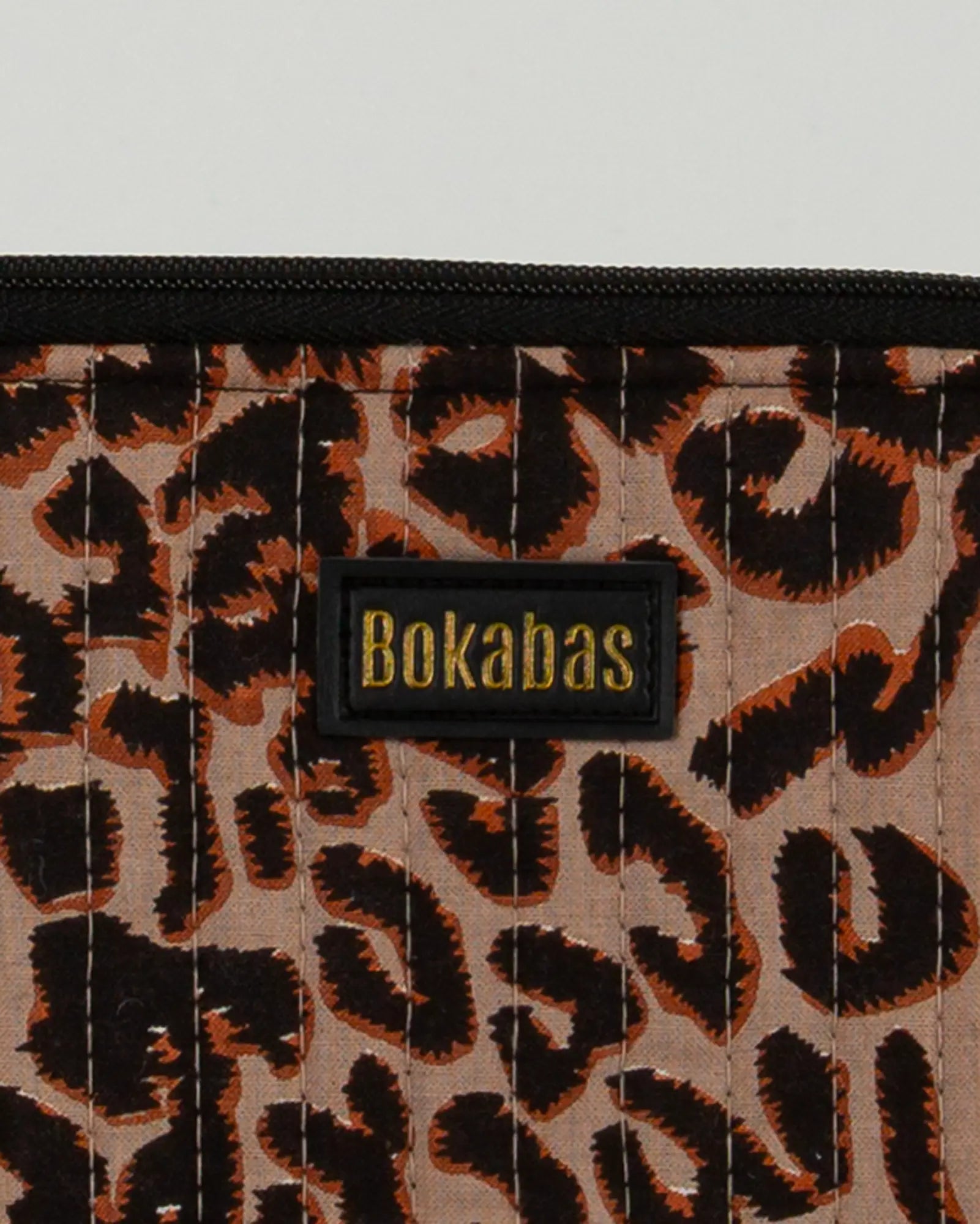 Pochette matelassée à froufrous Léopard, zoom sur la matière – Bokabas
