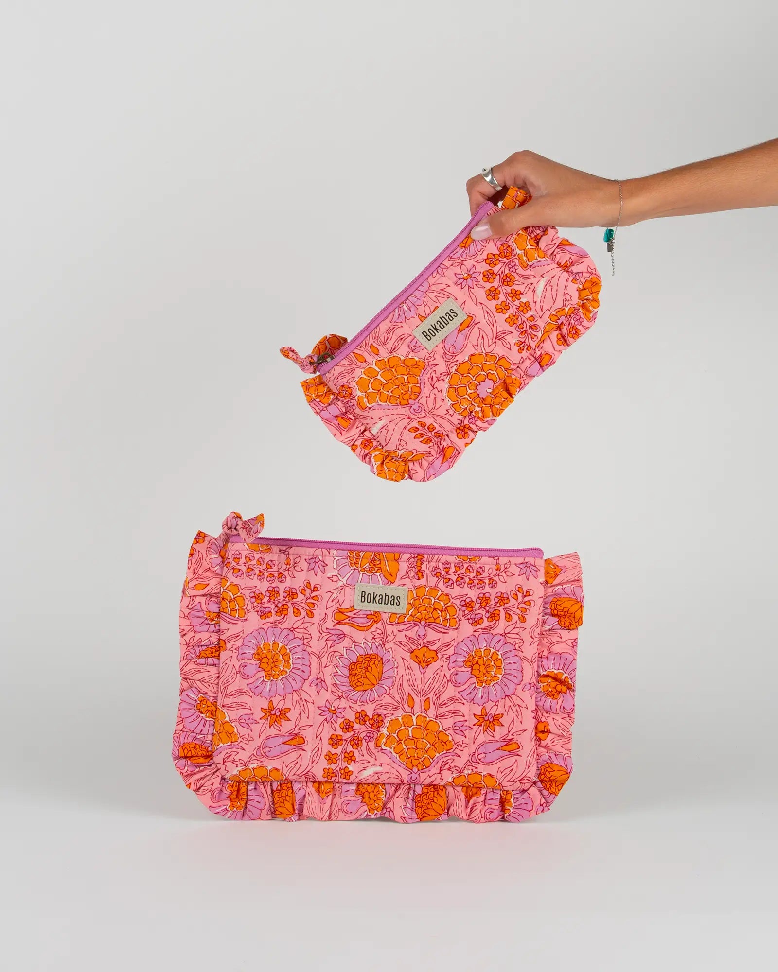Pochette matelassée à froufrous Bokabas, imprimé Marie rose fleuri, vue de face