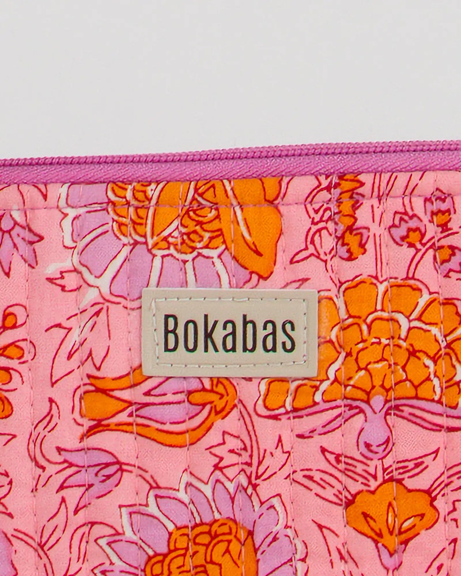 Pochette matelassée à froufrous Bokabas, imprimé Marie rose fleuri, zoom sur la matière