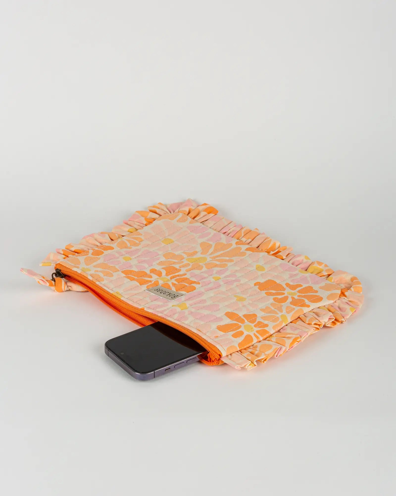 Pochette matelassée à froufrous Peachy, vue de dessus – Bokabas