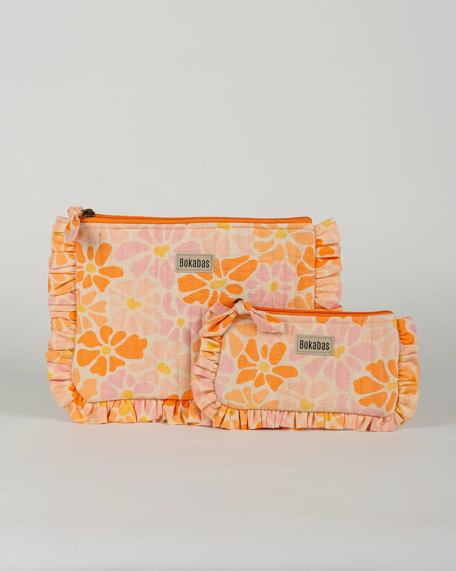 Pochette matelassée à froufrous Peachy, vue de face – Bokabas