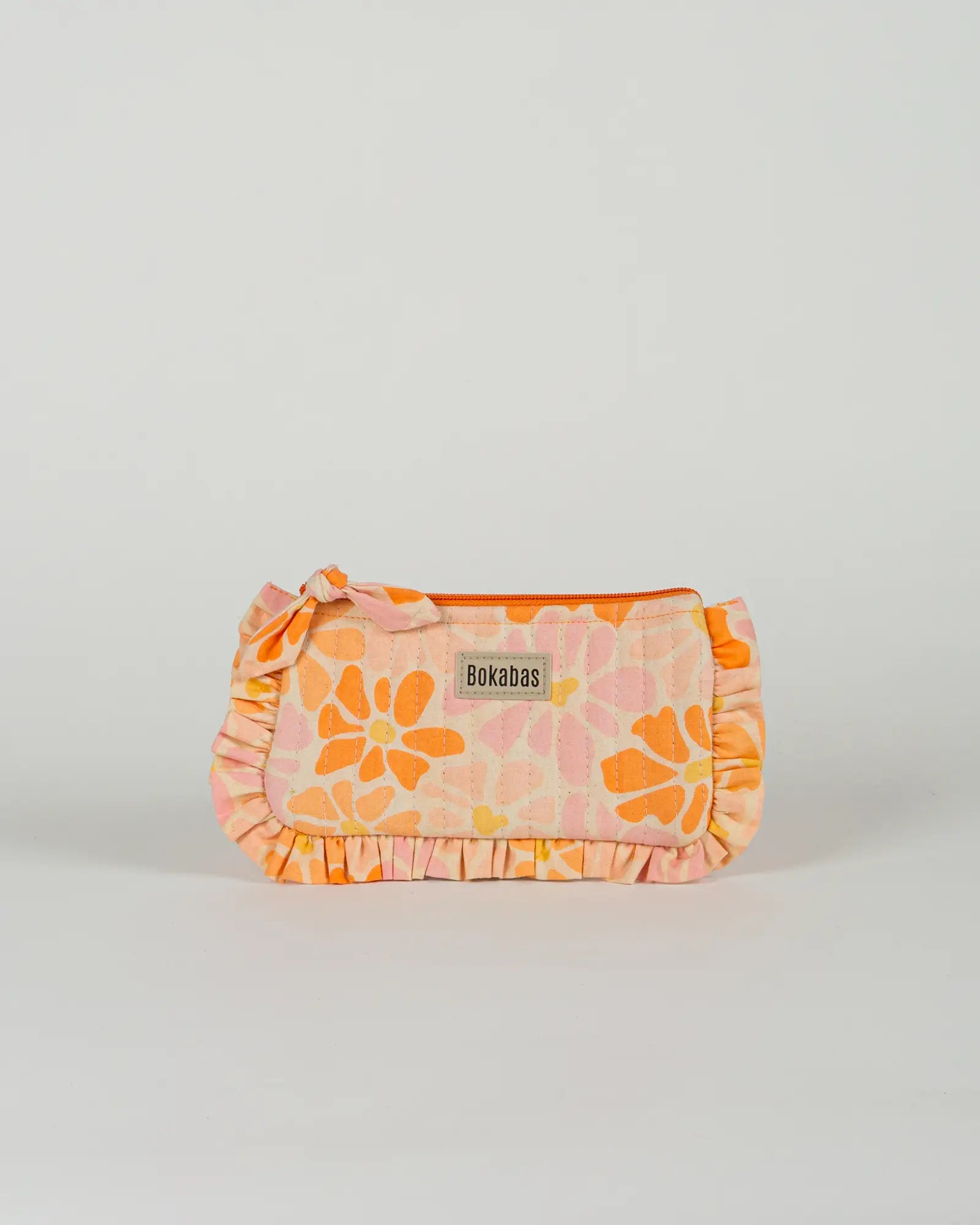 Pochette matelassée à froufrous Peachy, vue de face – Bokabas