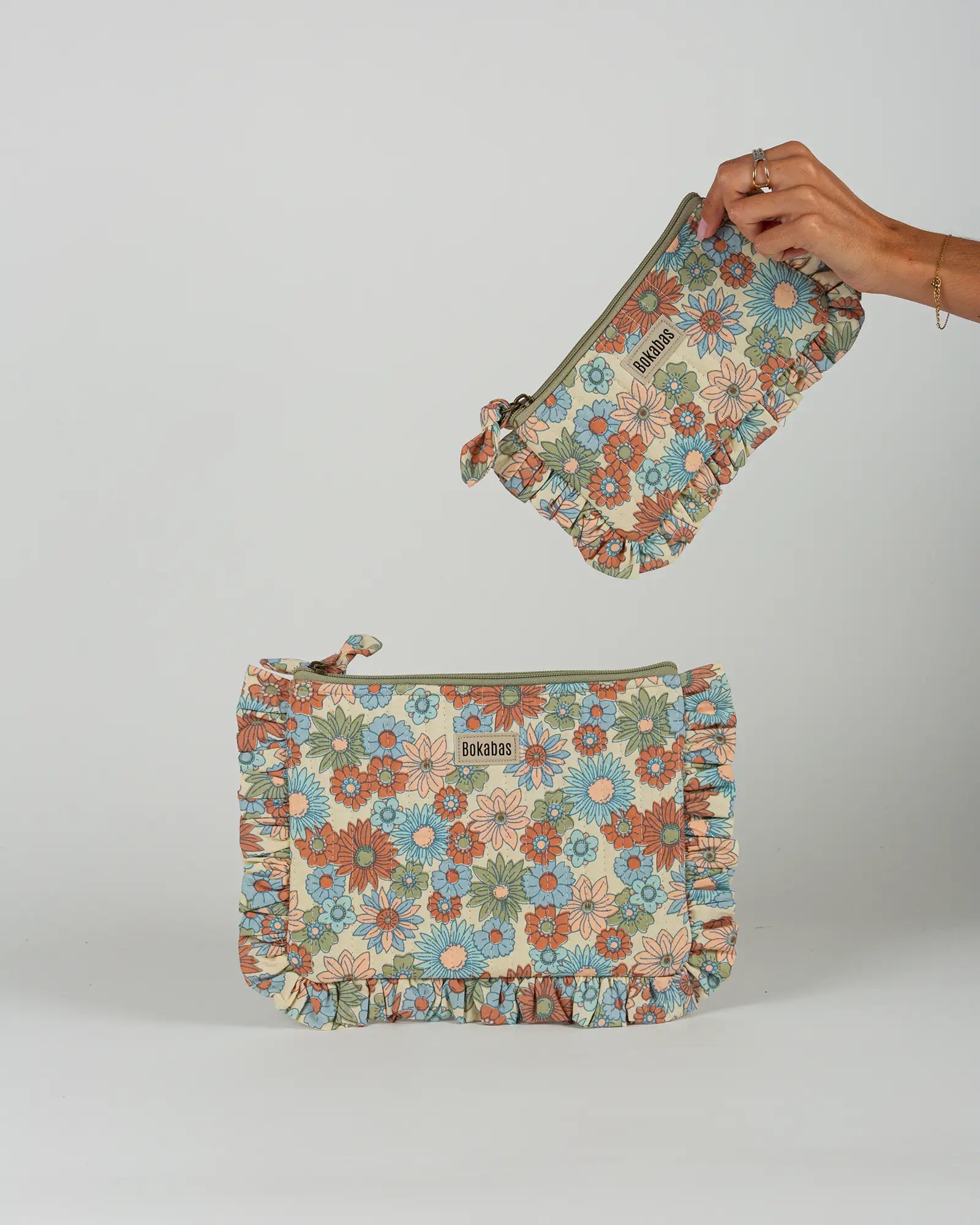 Pochette matelassée à froufrous Retro, vue de face – Bokabas
