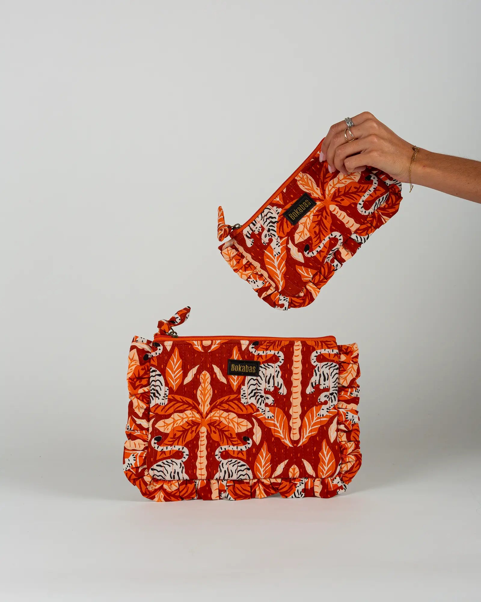Pochette matelassée à froufrous Tropique, vue de face – Bokabas