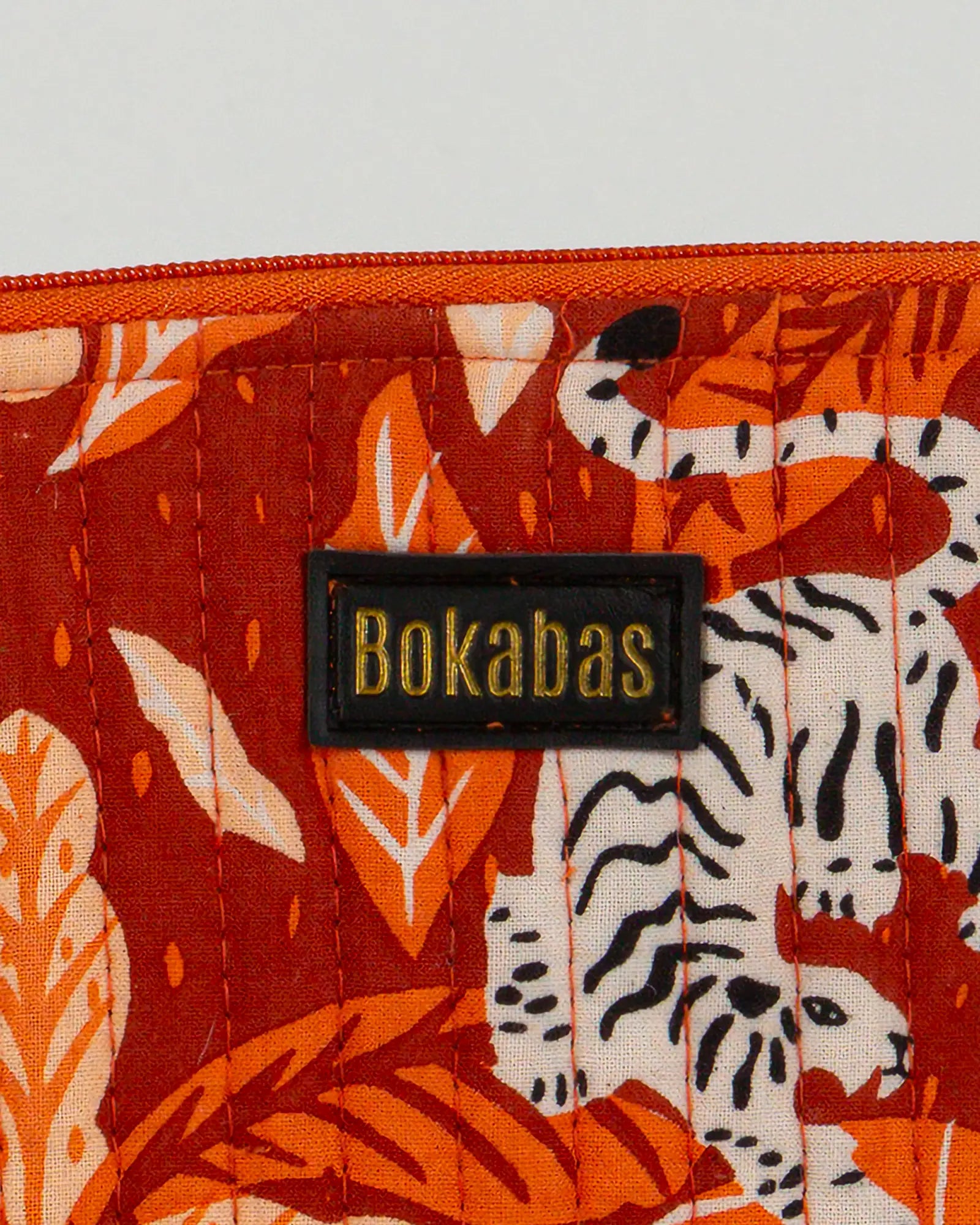 Pochette matelassée à froufrous Tropique, zoom sur la matière – Bokabas