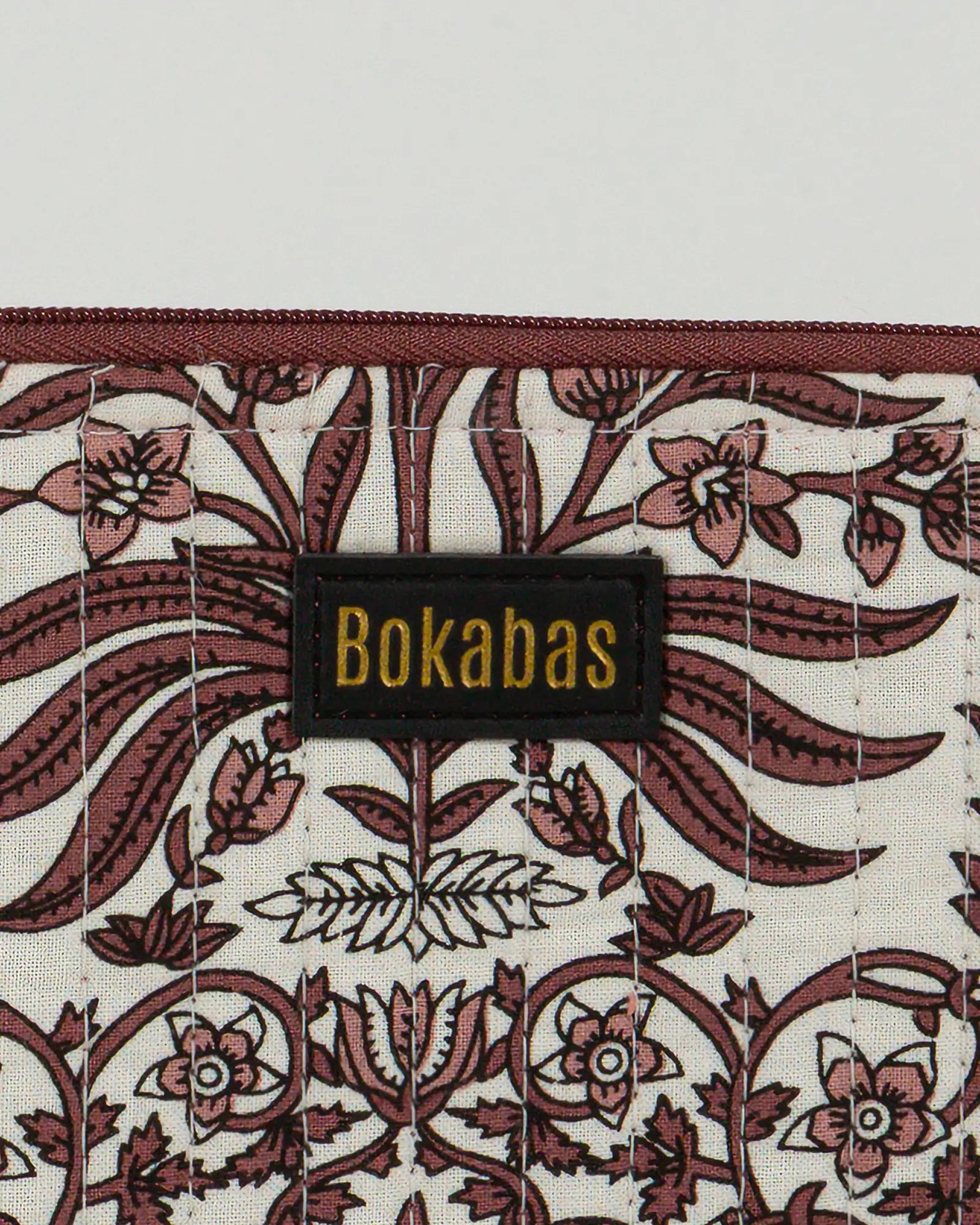 Pochette matelassée à froufrous Bokabas, imprimé Vale fleuri marron et blanc, zoom sur la matière