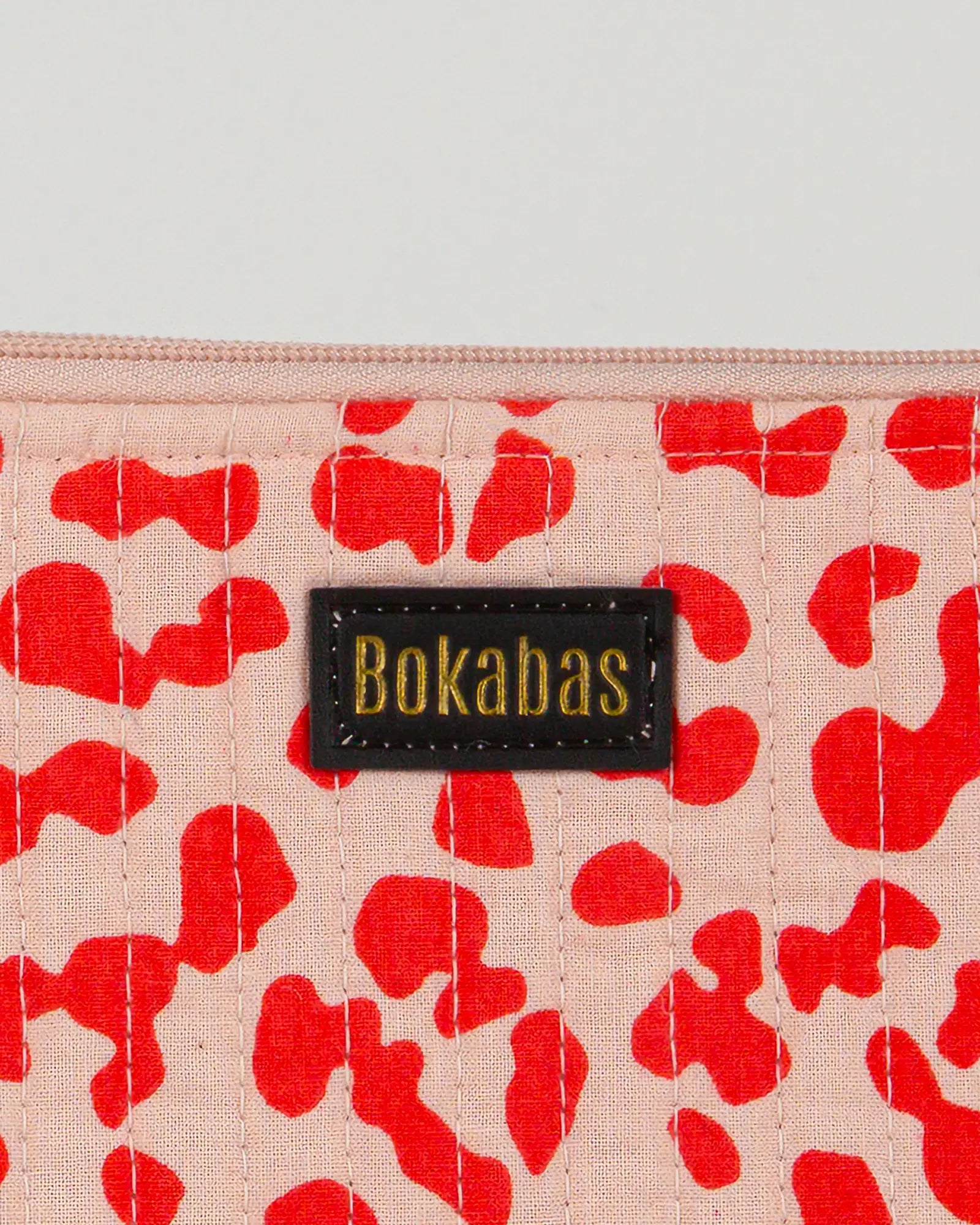 Pochette matelassée à froufrous Valentine, zoom sur la matière – Bokabas