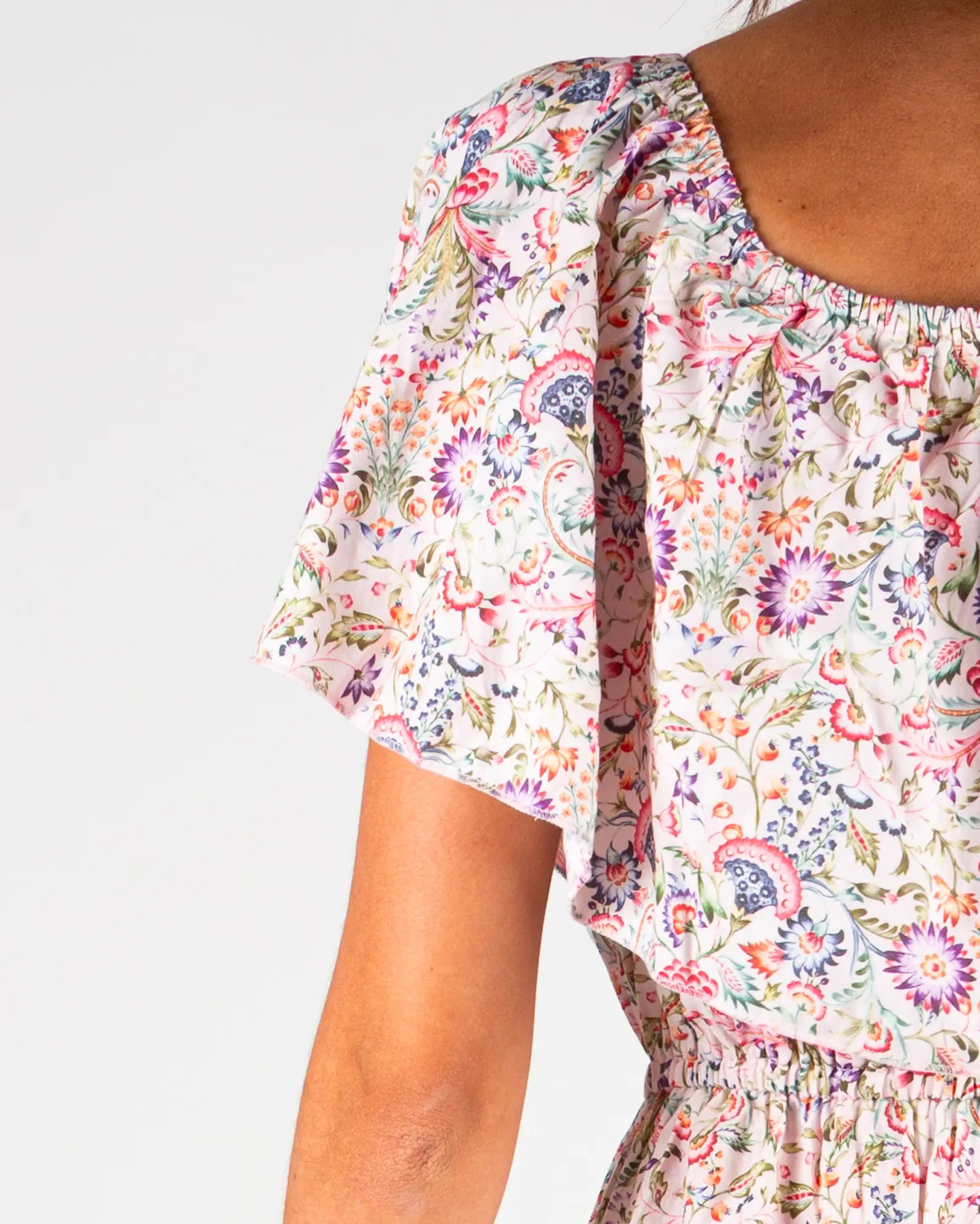 Robe épaules dénudées femme Bokabas, zoom sur l'imprimé fleuri blanc et rose Febre
