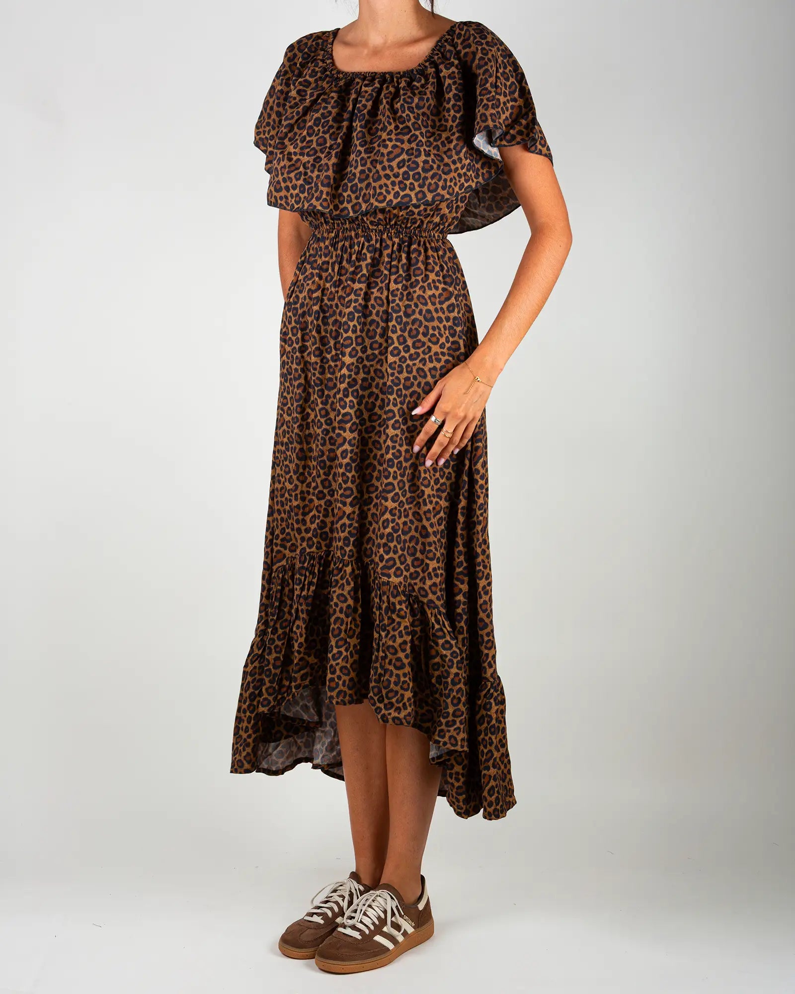 Robe épaules dénudées femme Bokabas, imprimé léopard noir et marron, vue de trois-quarts