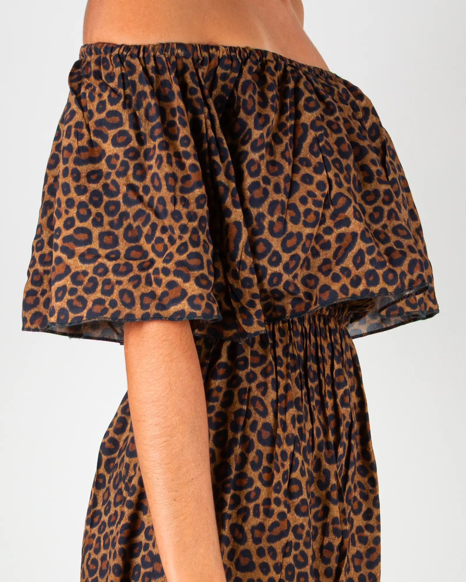 Robe épaules dénudées femme Bokabas, zoom sur l'imprimé léopard noir et marron