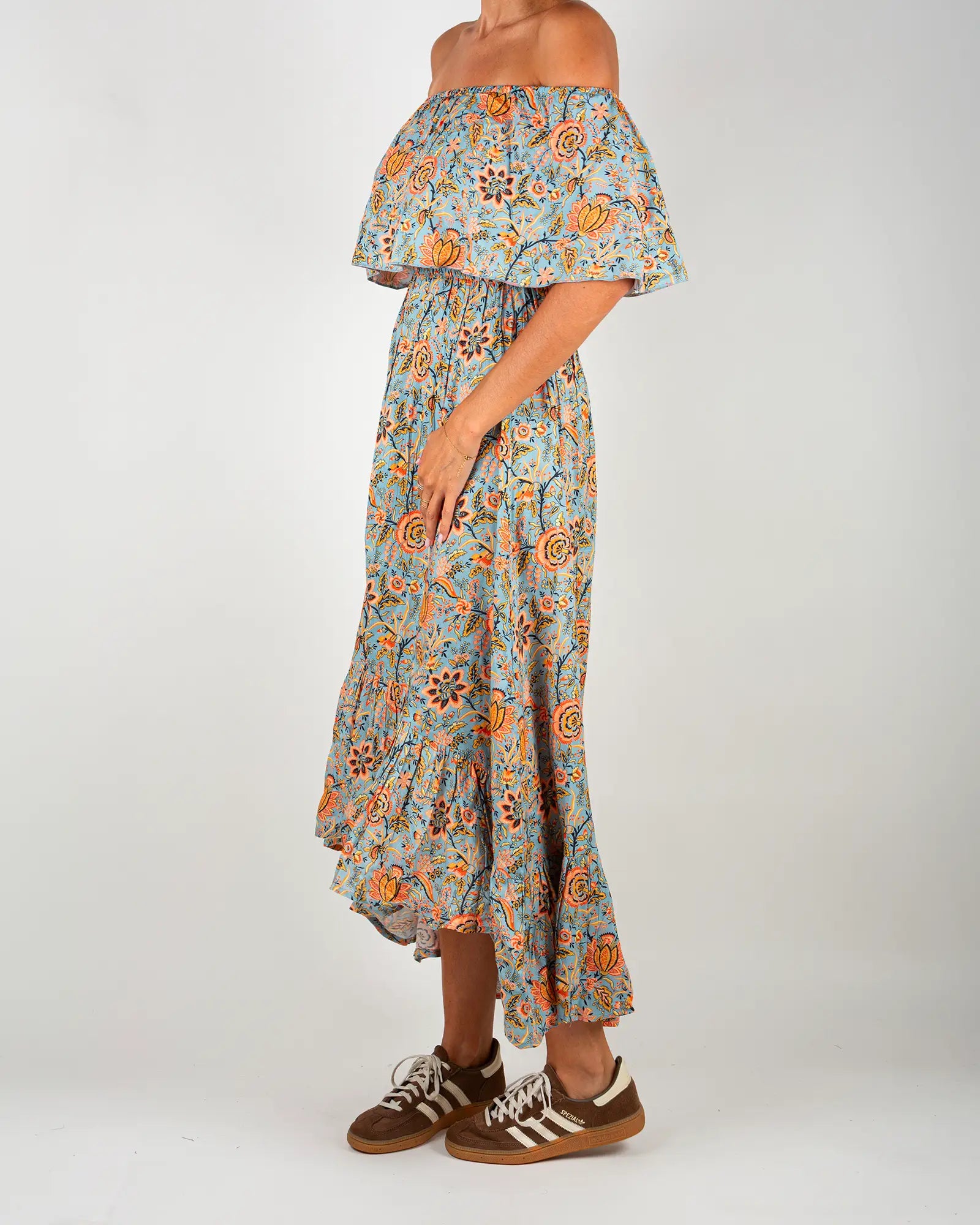 Robe épaules dénudées femme Bokabas, imprimé fleuri bleu et rose Lolem, vue de trois-quarts