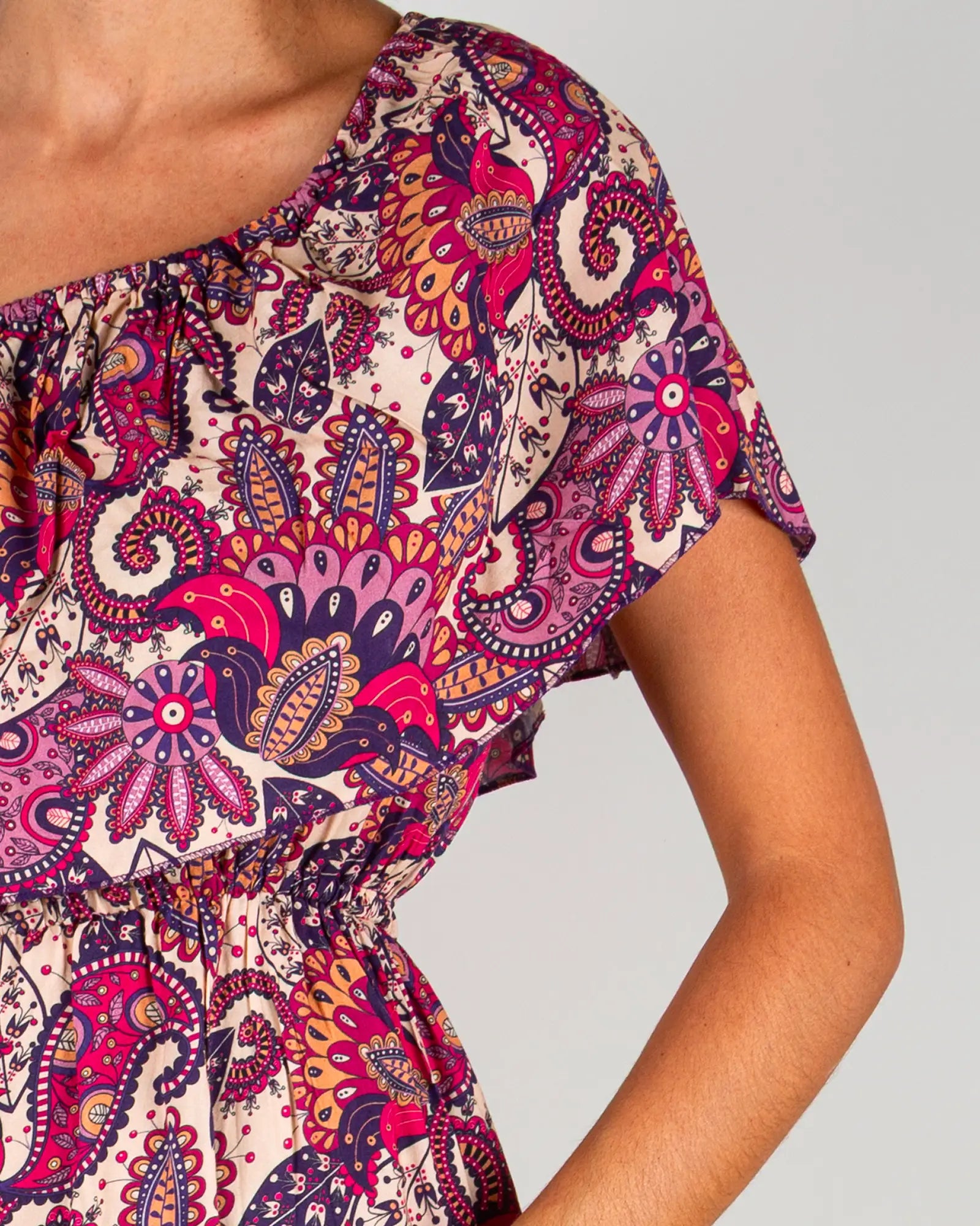 Robe épaules dénudées femme Bokabas, zoom sur l'imprimé Pow rose et beige
