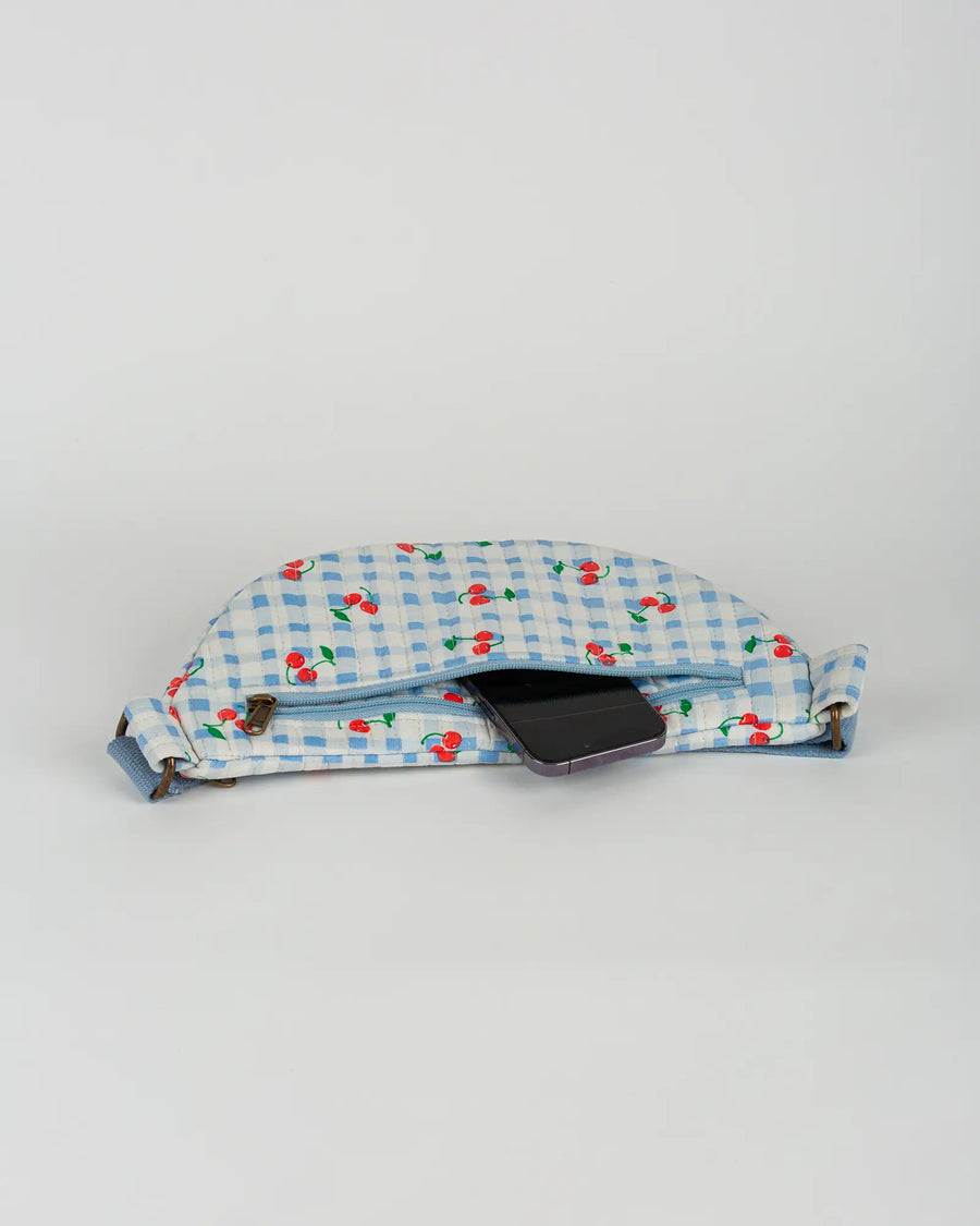 Sac banane matelassé Bokabas, imprimé Cerise vichy bleu, vue de dessus