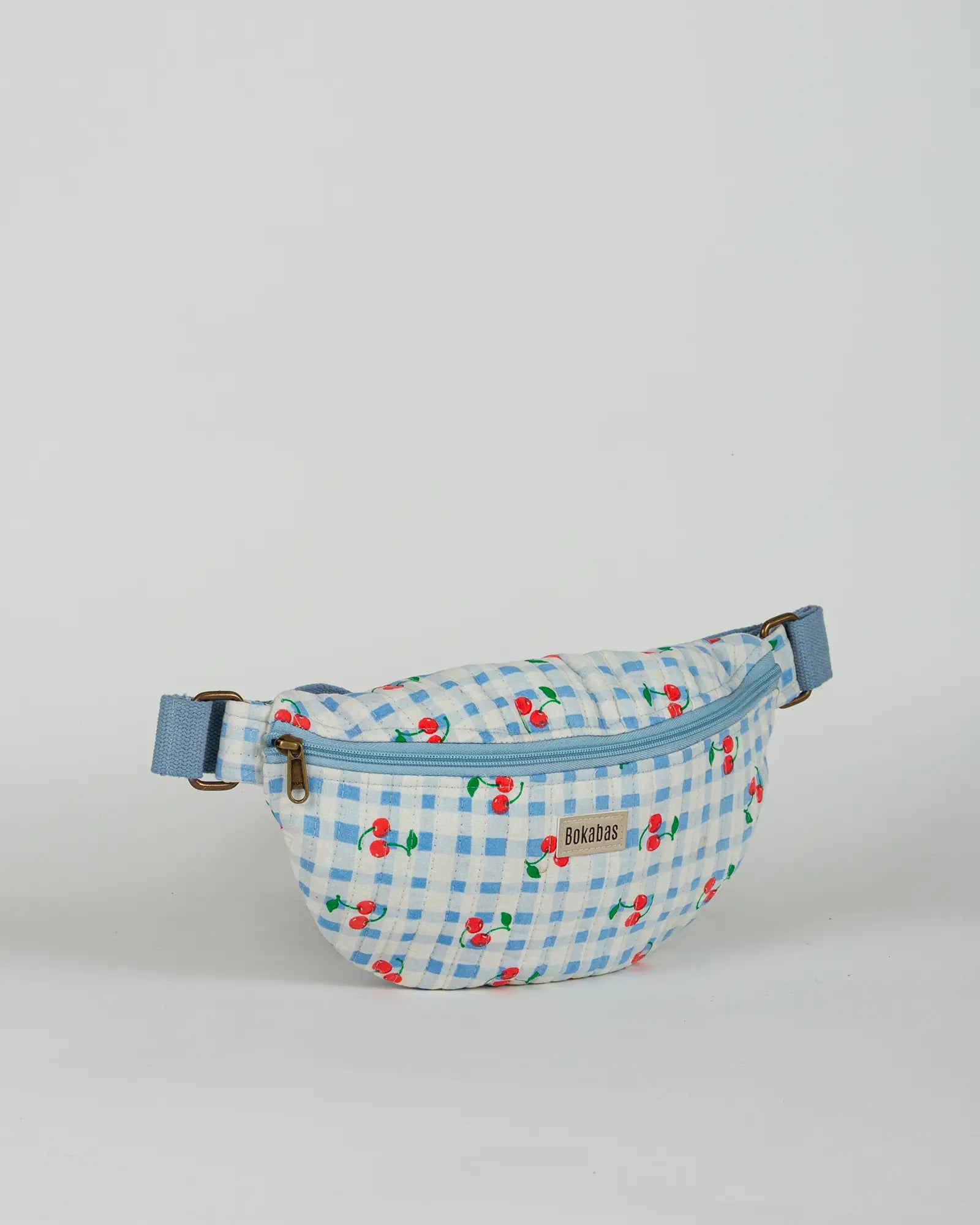 Sac banane matelassé Bokabas, imprimé Cerise vichy bleu, vue de trois-quarts