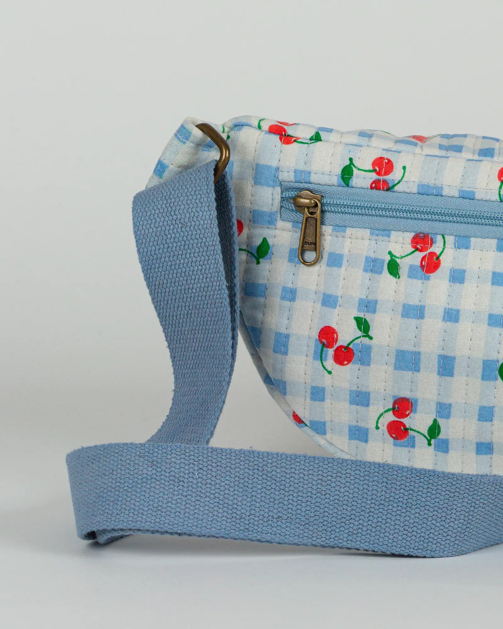 Sac banane matelassé Bokabas, imprimé Cerise vichy bleu, zoom sur la matière