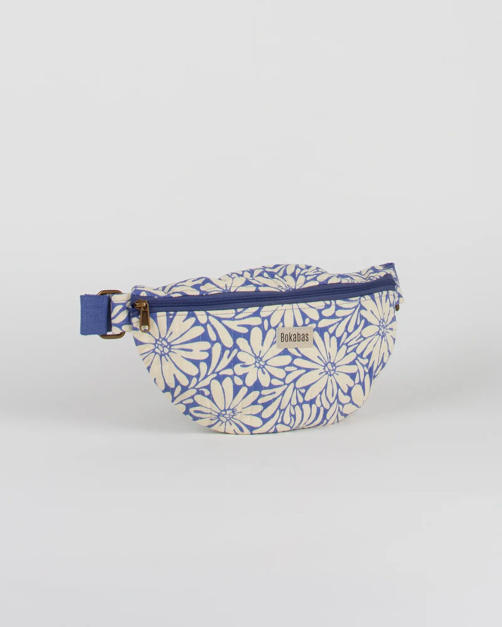 Sac banane matelassé Bokabas, imprimé Daisy fleuri bleu et beige, vue de face