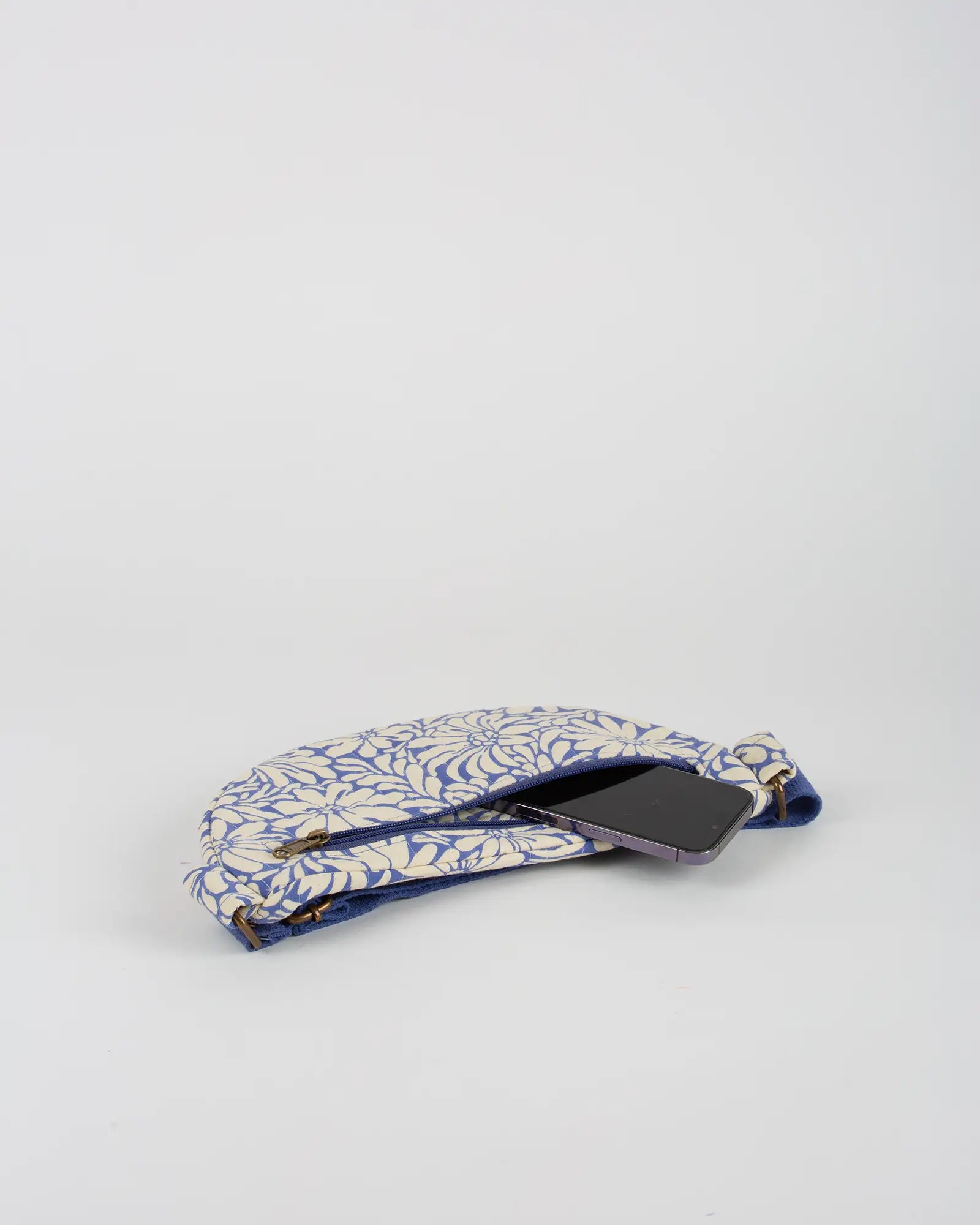 Sac banane matelassé Bokabas, imprimé Daisy fleuri bleu et beige, vue de dessus