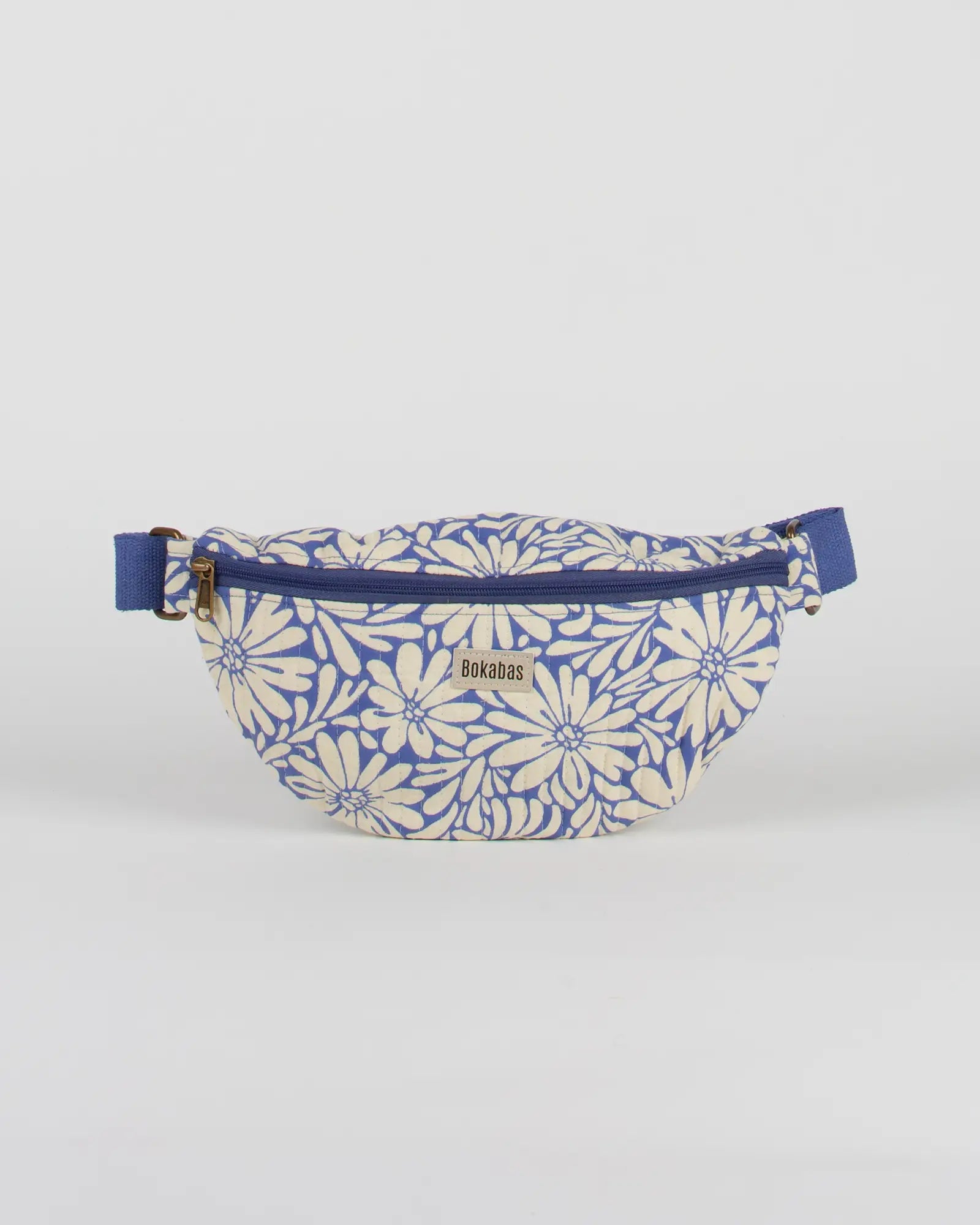 Sac banane matelassé Bokabas, imprimé Daisy fleuri bleu et beige, vue de face