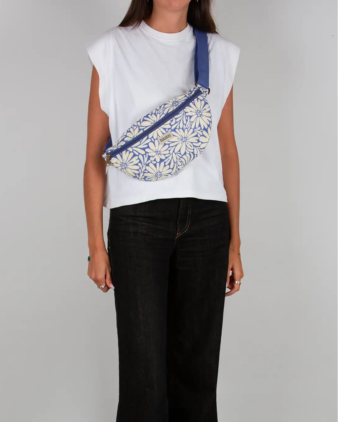 Sac banane matelassé Bokabas, imprimé Daisy fleuri bleu et beige, porté