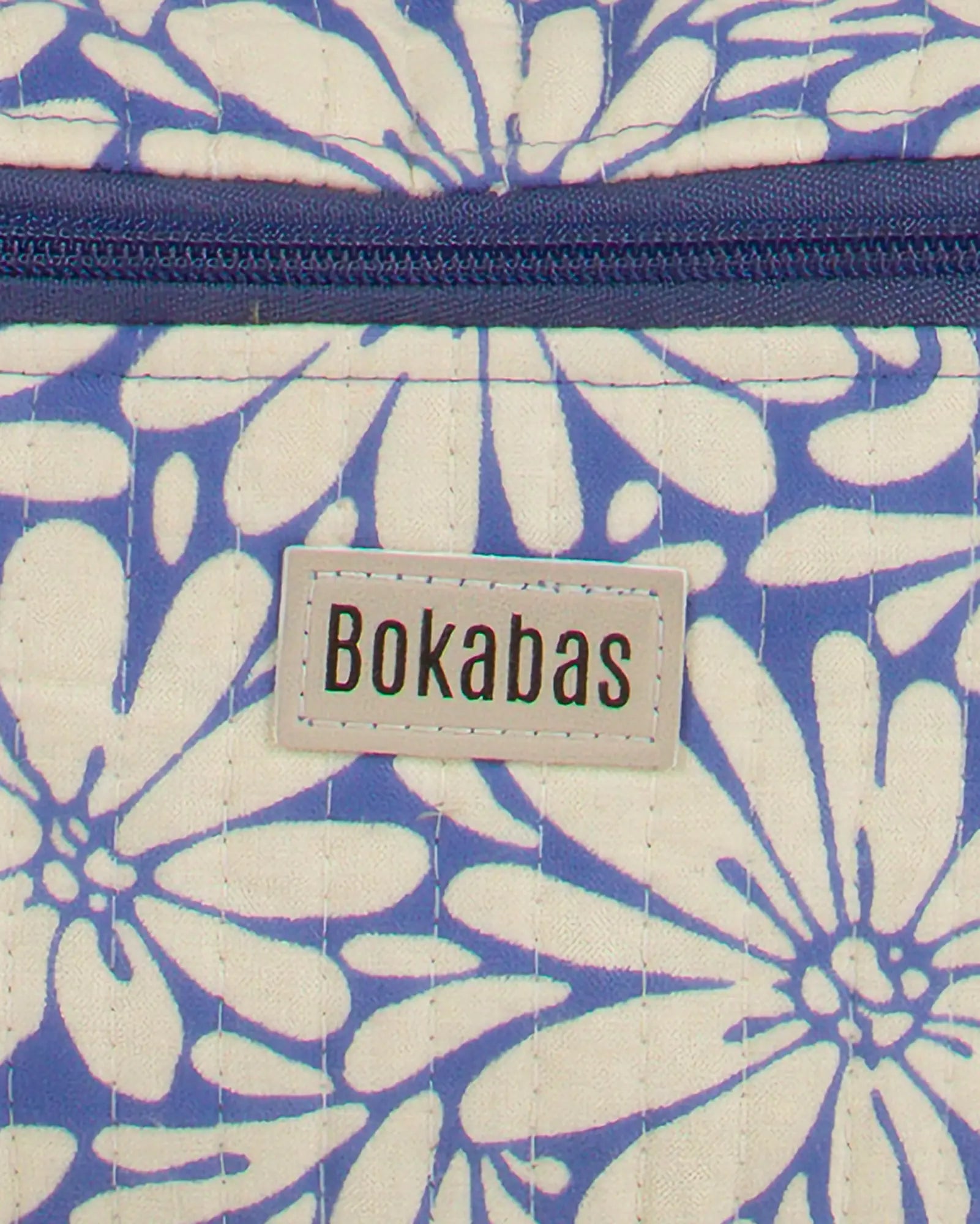 Sac banane matelassé Bokabas, imprimé Daisy fleuri bleu et beige, zoom sur la matière