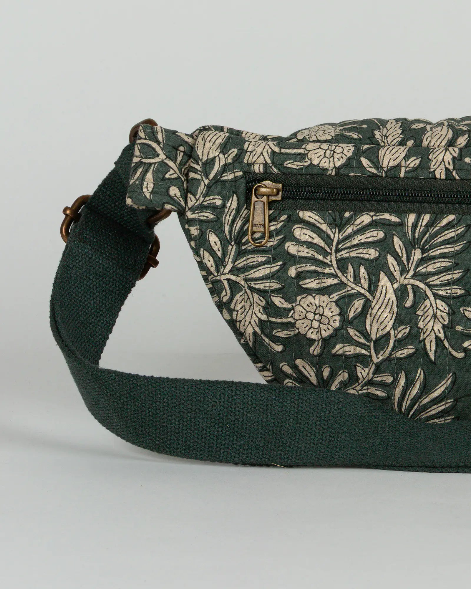 Sac banane matelassé Bokabas, imprimé Dema vert kaki, zoom sur la matière