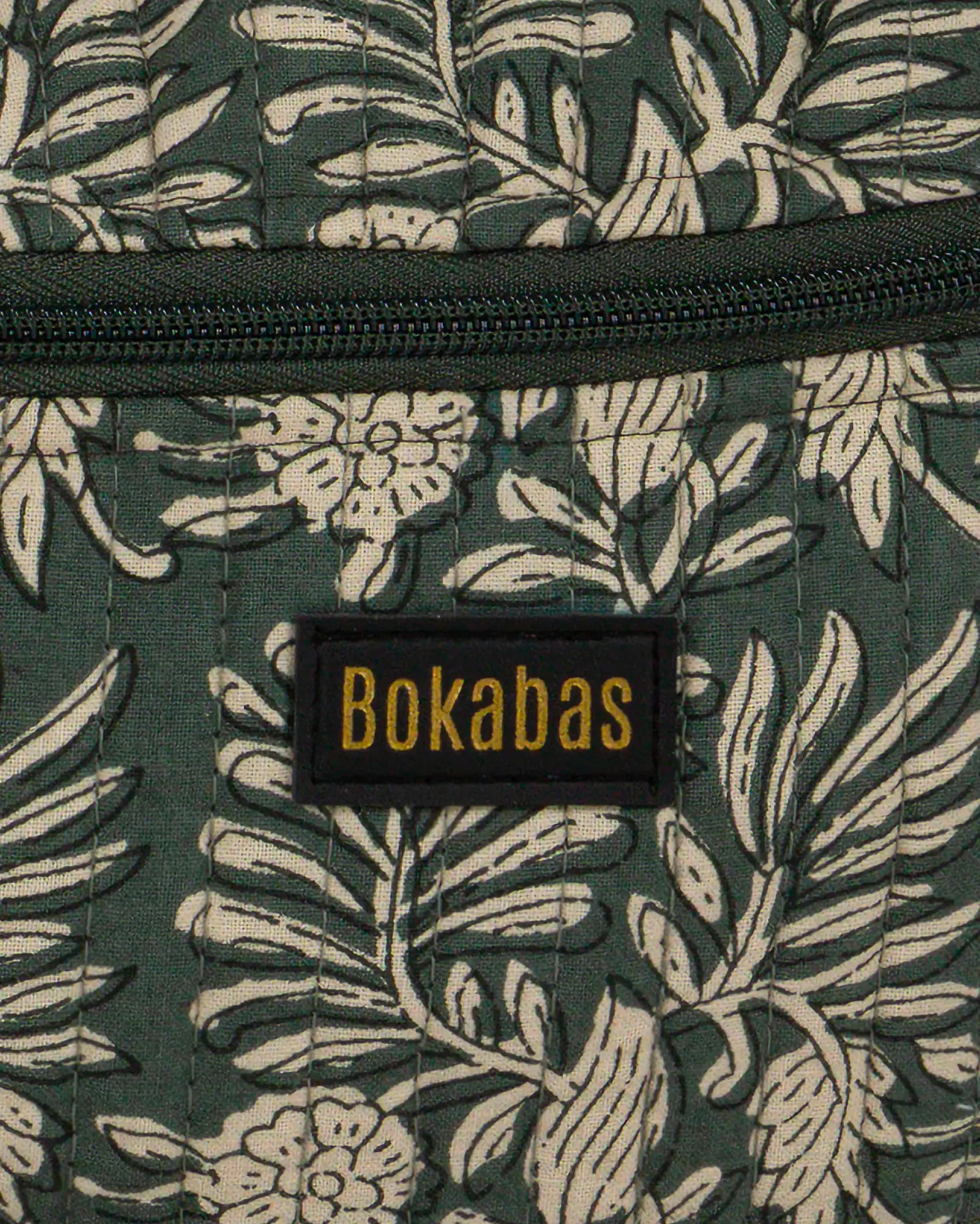 Sac banane matelassé Bokabas, imprimé Dema vert kaki, zoom sur la matière