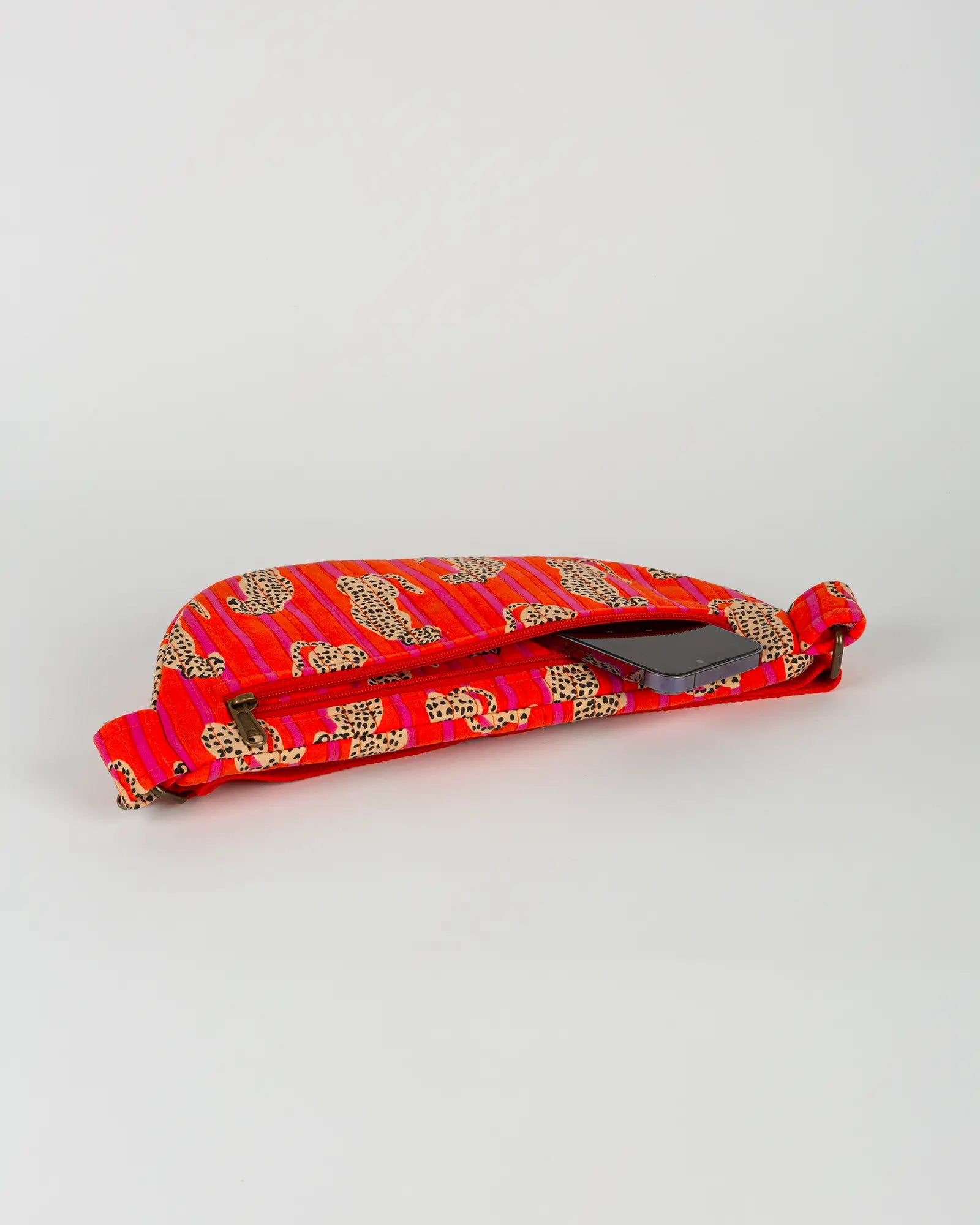 Sac banane matelassé Bokabas, imprimé Guépard rayé orange et rose, vue de dessus