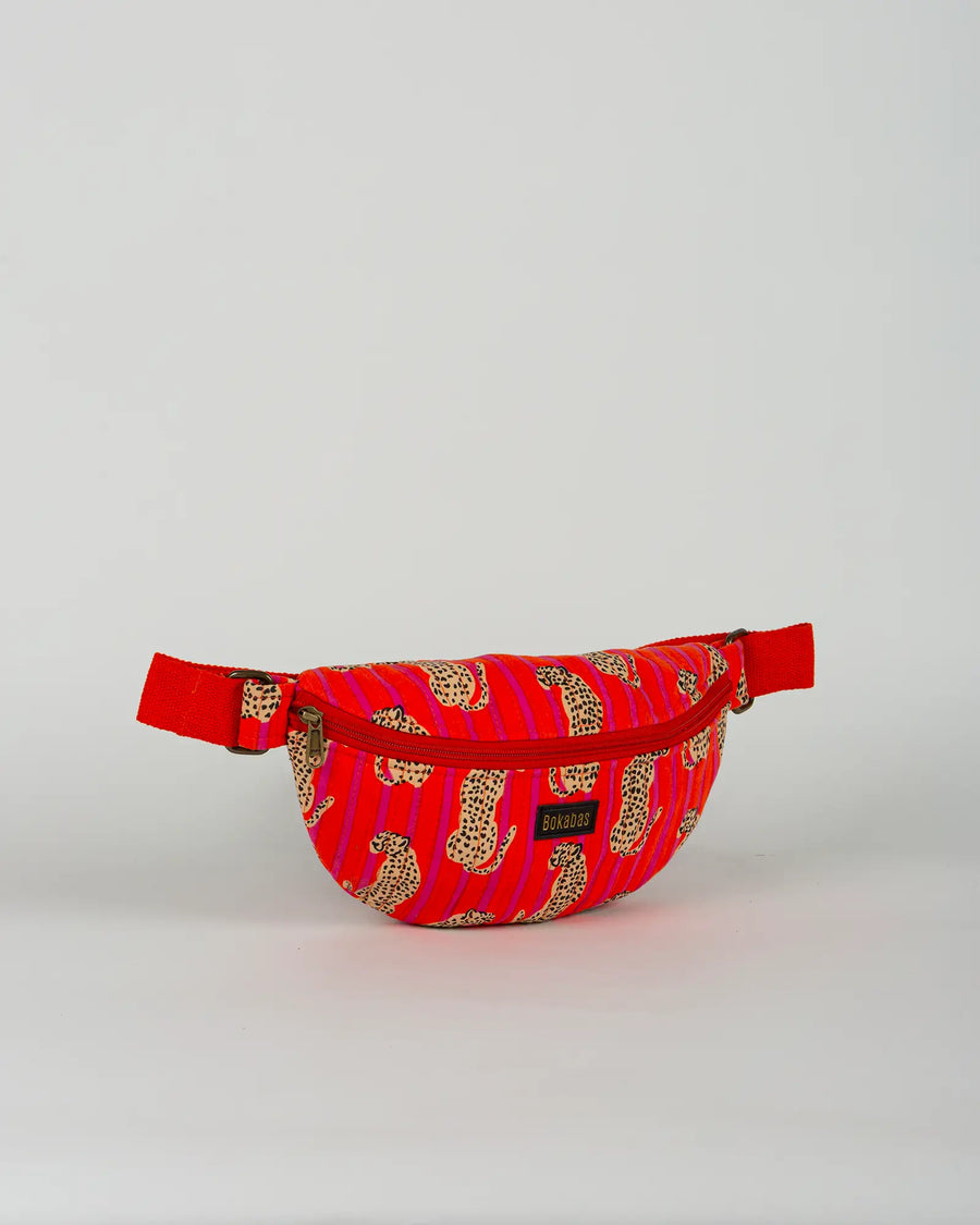 Sac banane matelassé Bokabas, imprimé Guépard rayé orange et rose, vue de trois-quarts
